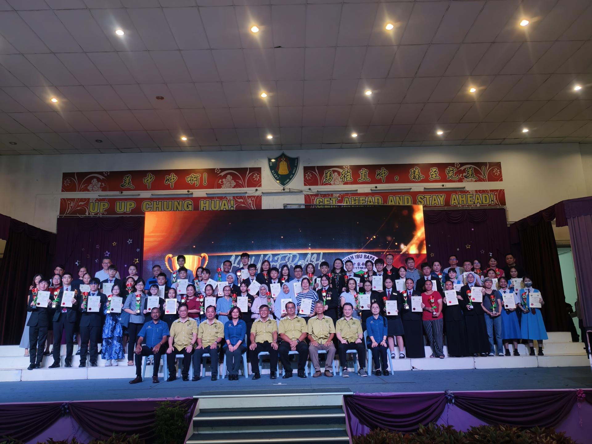 美中家教协会荣誉奖得主合影。前排右5起为家教协会主席温陈通及校长赖佳玲。