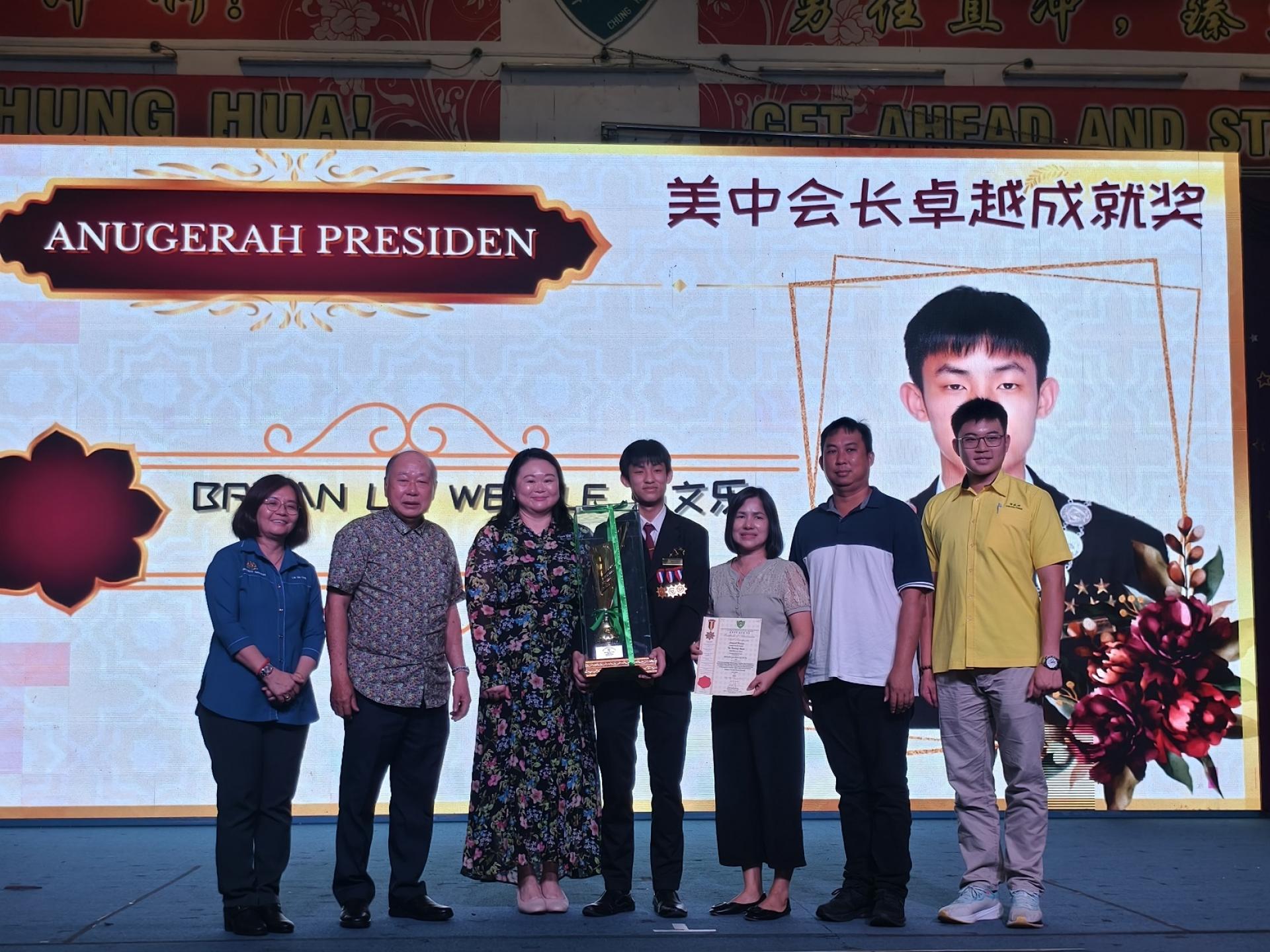 美中会长卓越成就奖得主赖文乐（左4）领奖时与颁奖嘉宾合影。