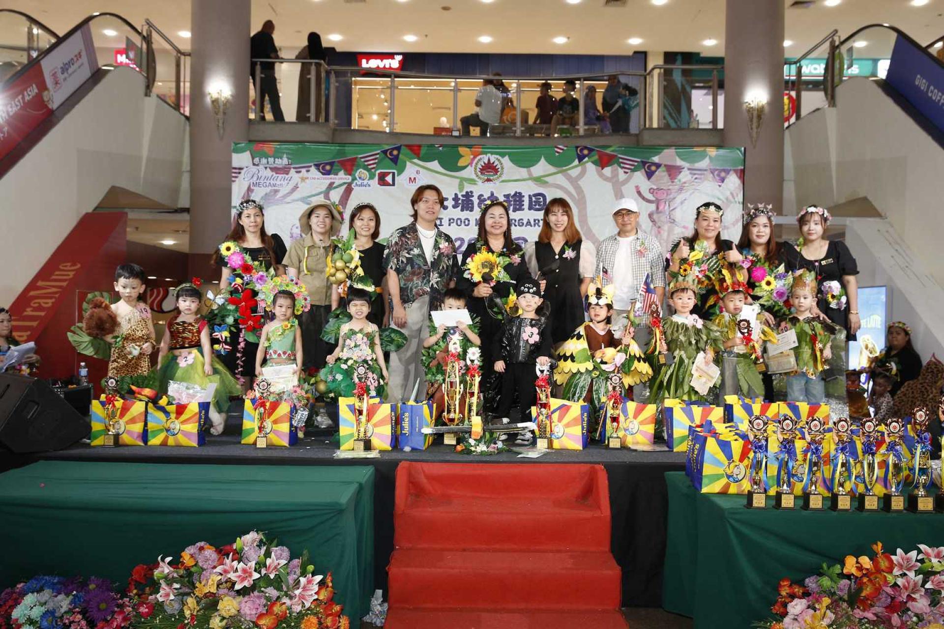 A组（3至4岁）得奖者与园长沈秀芳（后排左5）、3位评审老师，赞助商和老师们合摄。
