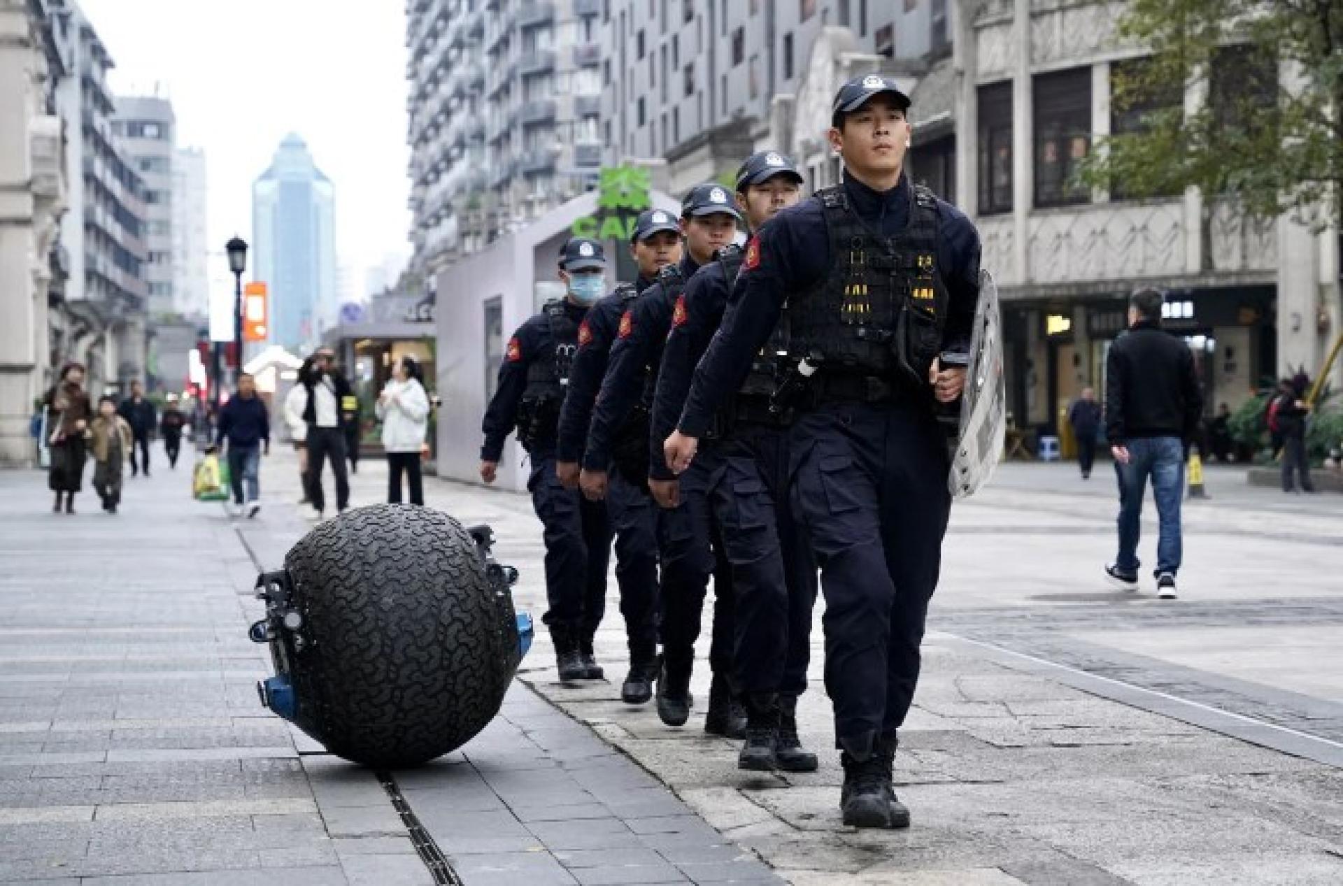 球形机器人可以和特警一起出更。