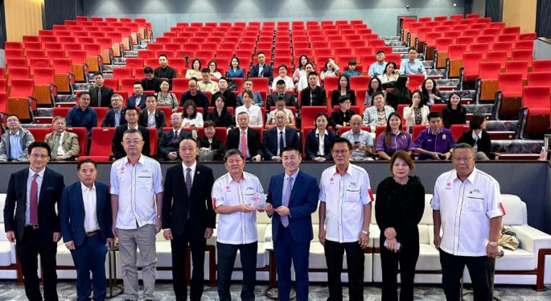 林家全（左5起）赠送纪念品丰强。左起为刘洋、谭贻国、郑炳丰、苏建东；右起为胡健强、王馨及黄俊棠。
