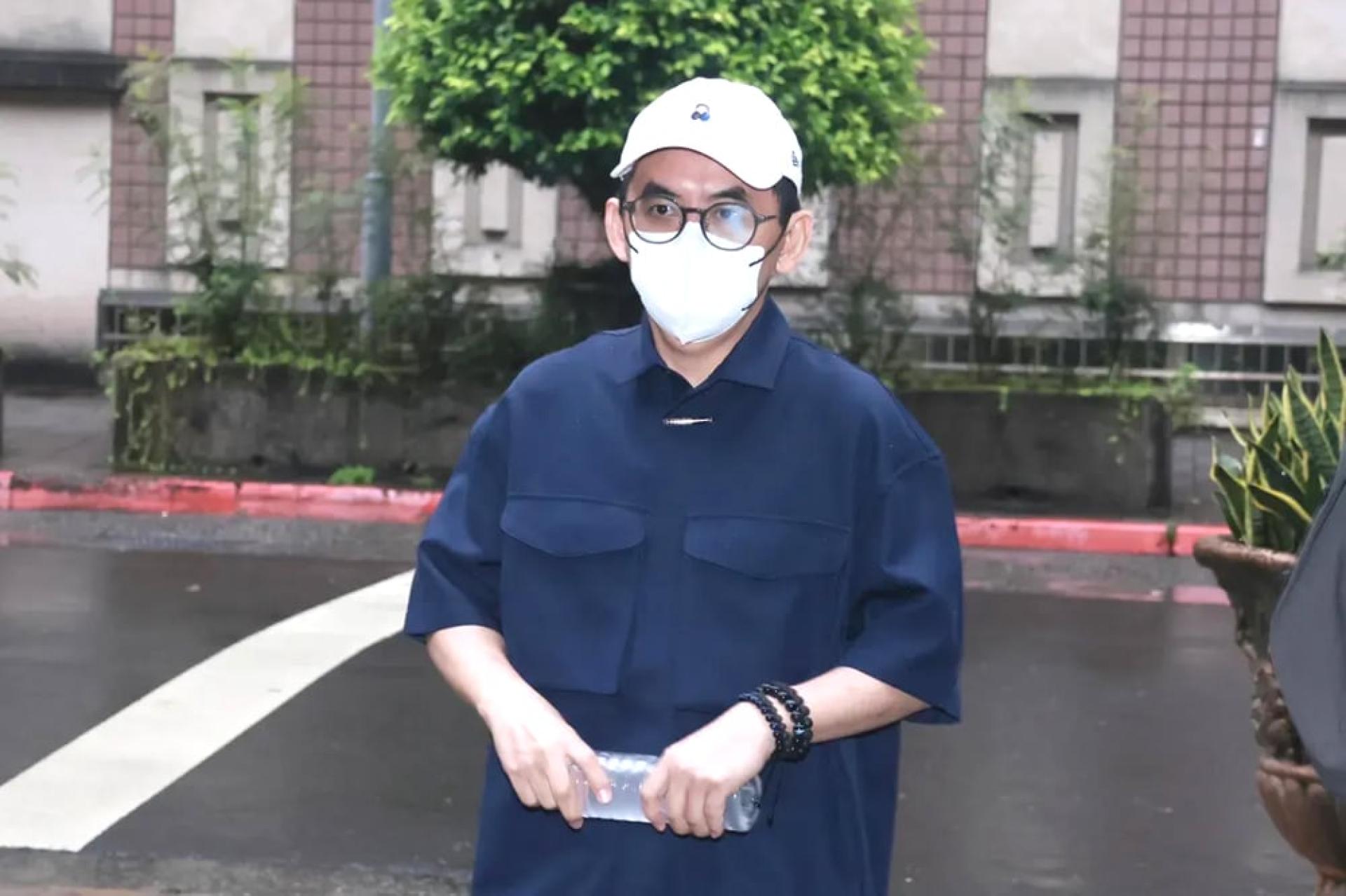 黄子佼。