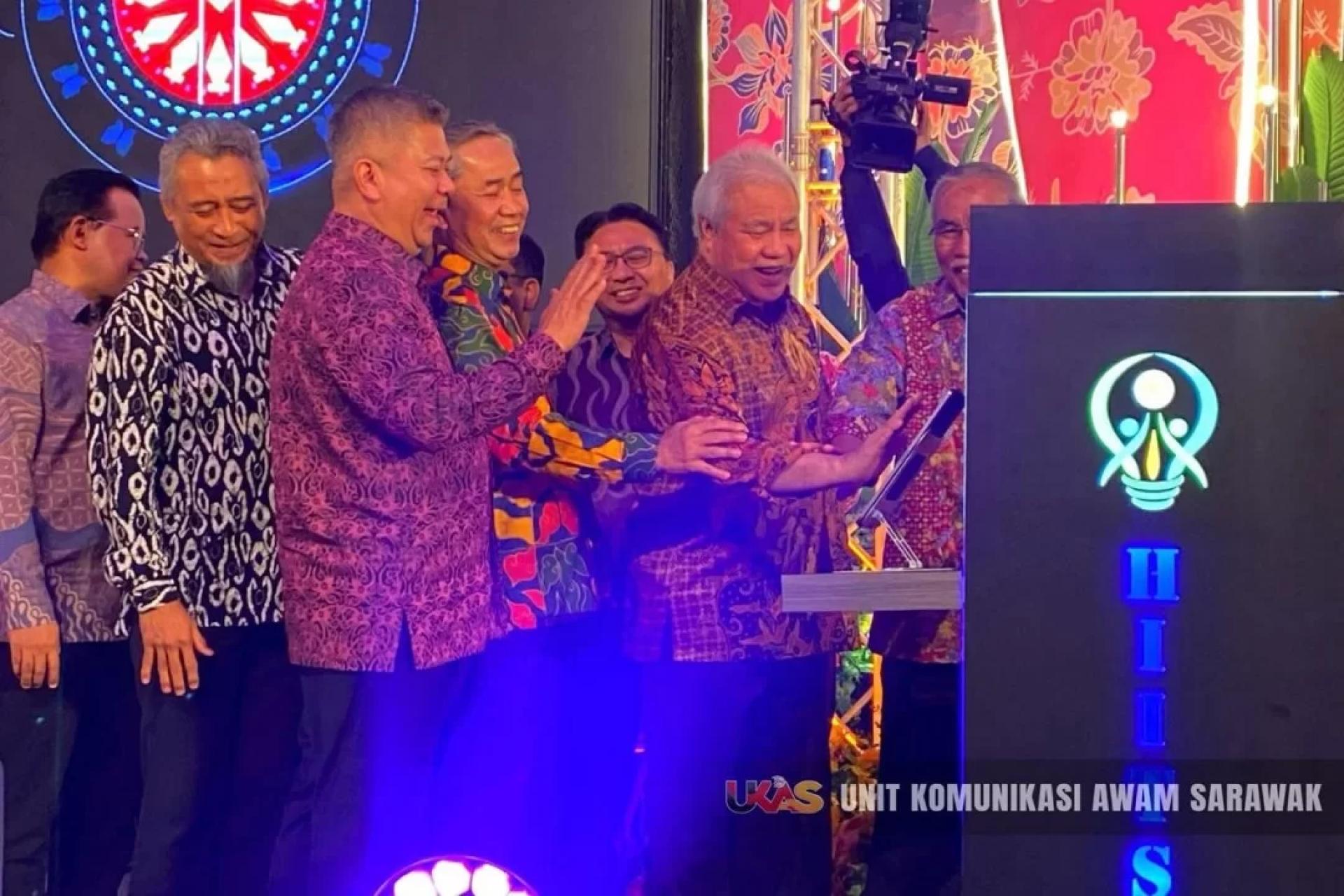 SIMBOLIK... Awang Tengah menyempurnakan simbolik perasmian Majlis Penutupan Hari Inovasi Jabatan Tanah dan Survei (HIITS) 2025 malam tadi sambil disaksikan Awang Zamhari (kanan) dan barisan kenamaan lain.