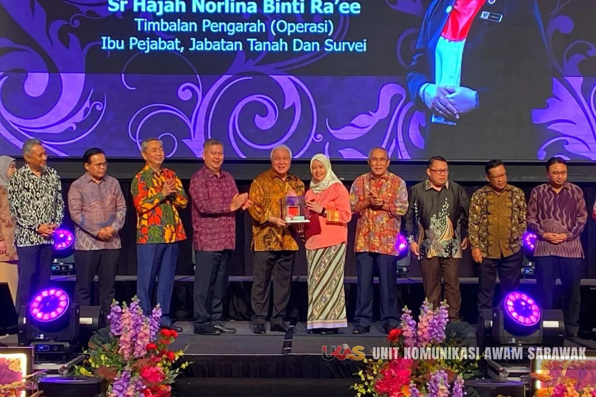 TAHNIAH... Awang Tengah menyampaikan sijil kepada penerima Anugerah Pegawai Integriti 2024.