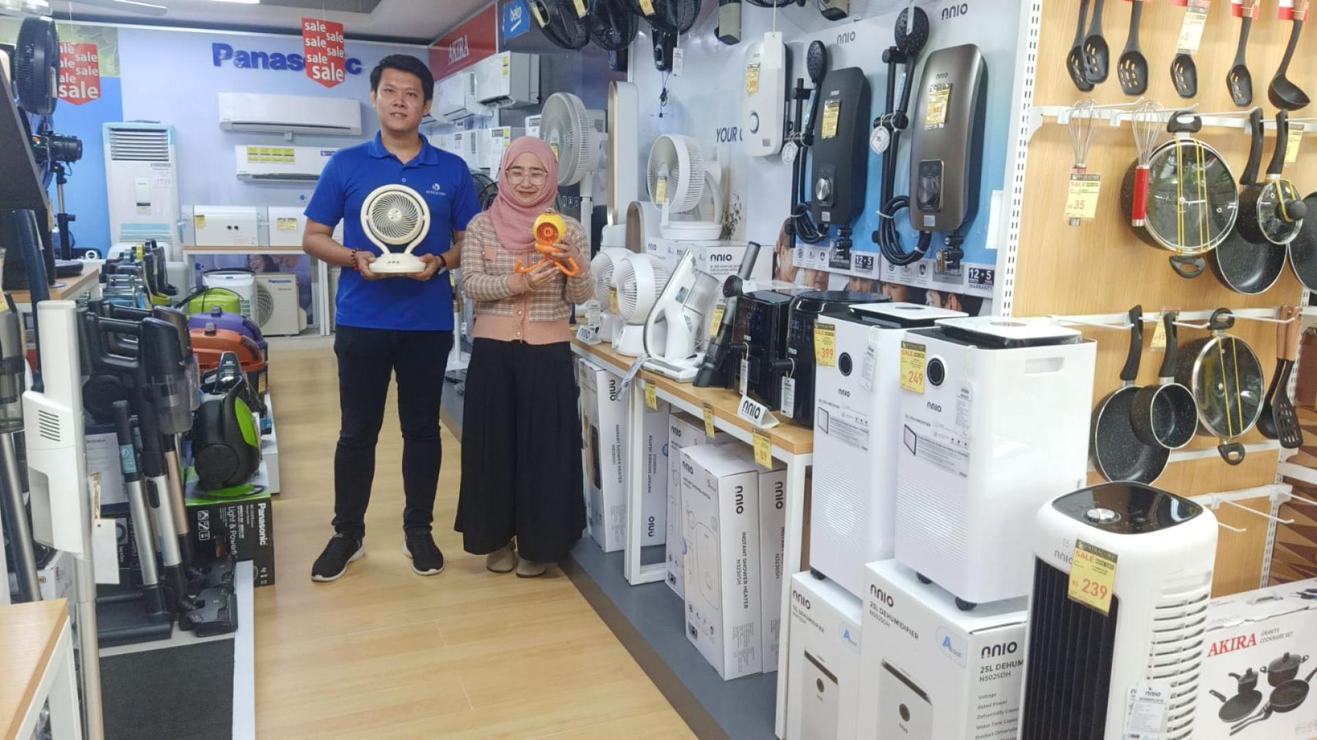 Intracorp职员展示NNIO家用电气产品