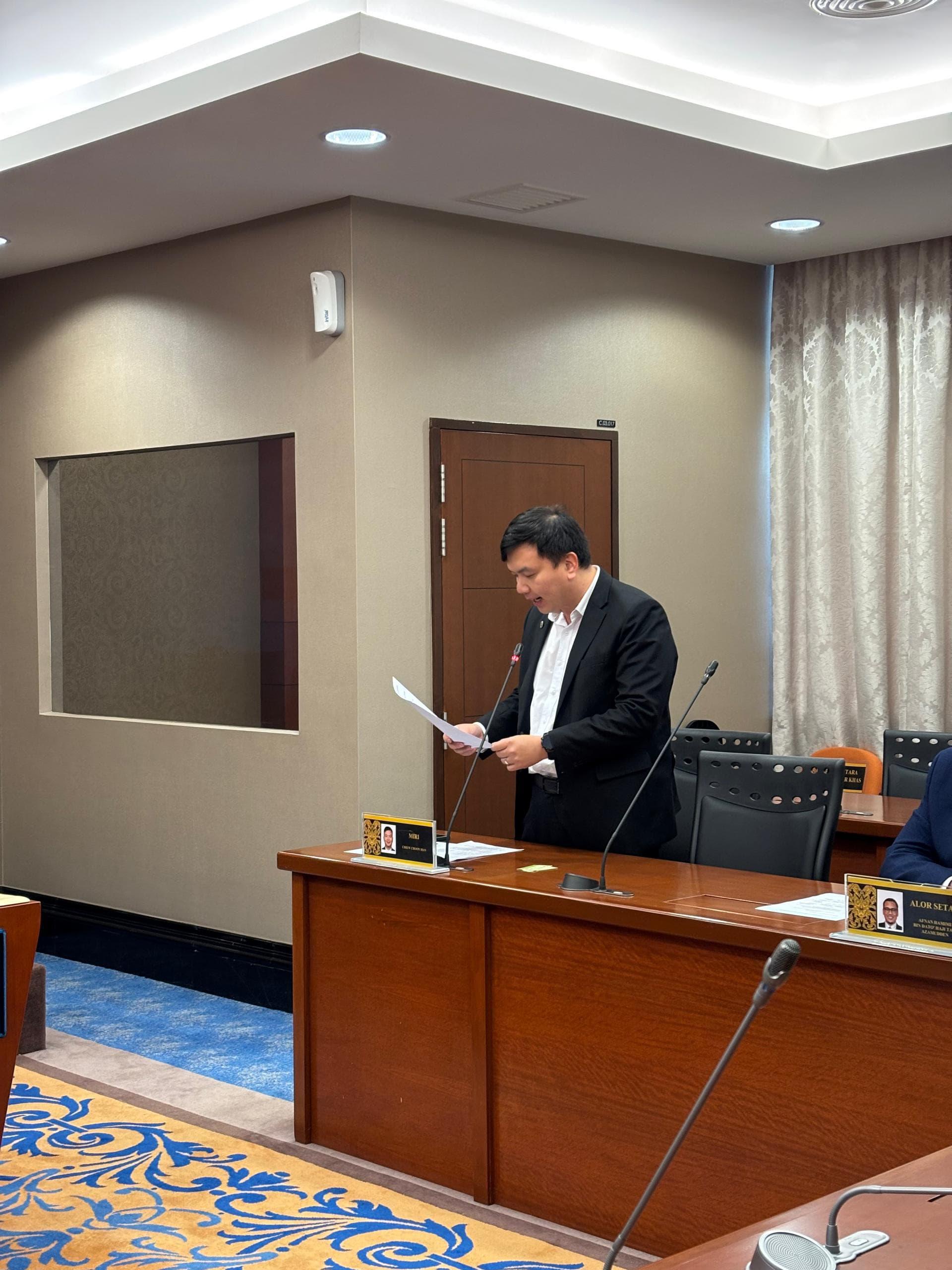 美里国会议员赵俊文在国会中提问砂拉越沿海防洪防蚀项目。