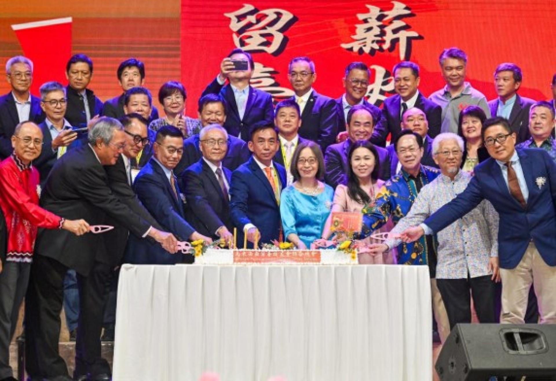 众嘉宾为迈入成立51周年的留台联总切生日蛋糕，前排左4起为林齐国、张良民、彭庆和、叶菲比、黄书琪及陈荣洲。