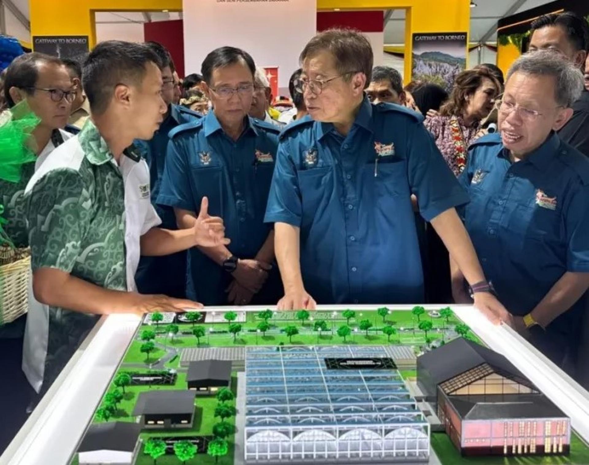 砂拉越总理拿督巴丁宜丹斯里阿邦佐哈里8月23日在民都鲁举行的农业节2025上听取关于MFC Opar的讲解。