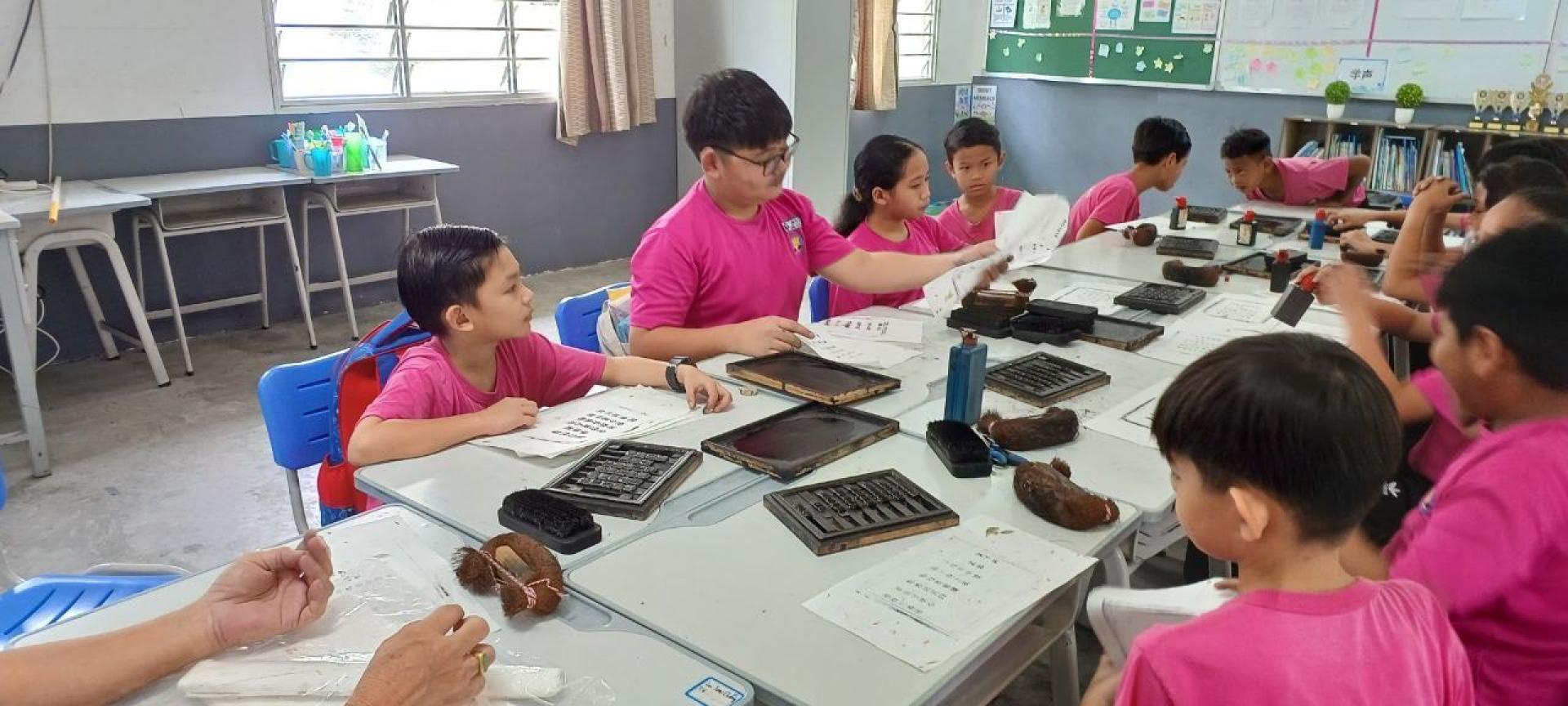 学生体验活字印刷。