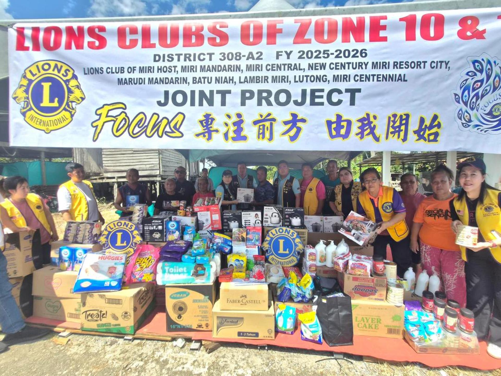 国际狮子会308A2区第四专区第10分区及第11分区的9个狮子会捐赠物资与生活用品予火患灾民合影。