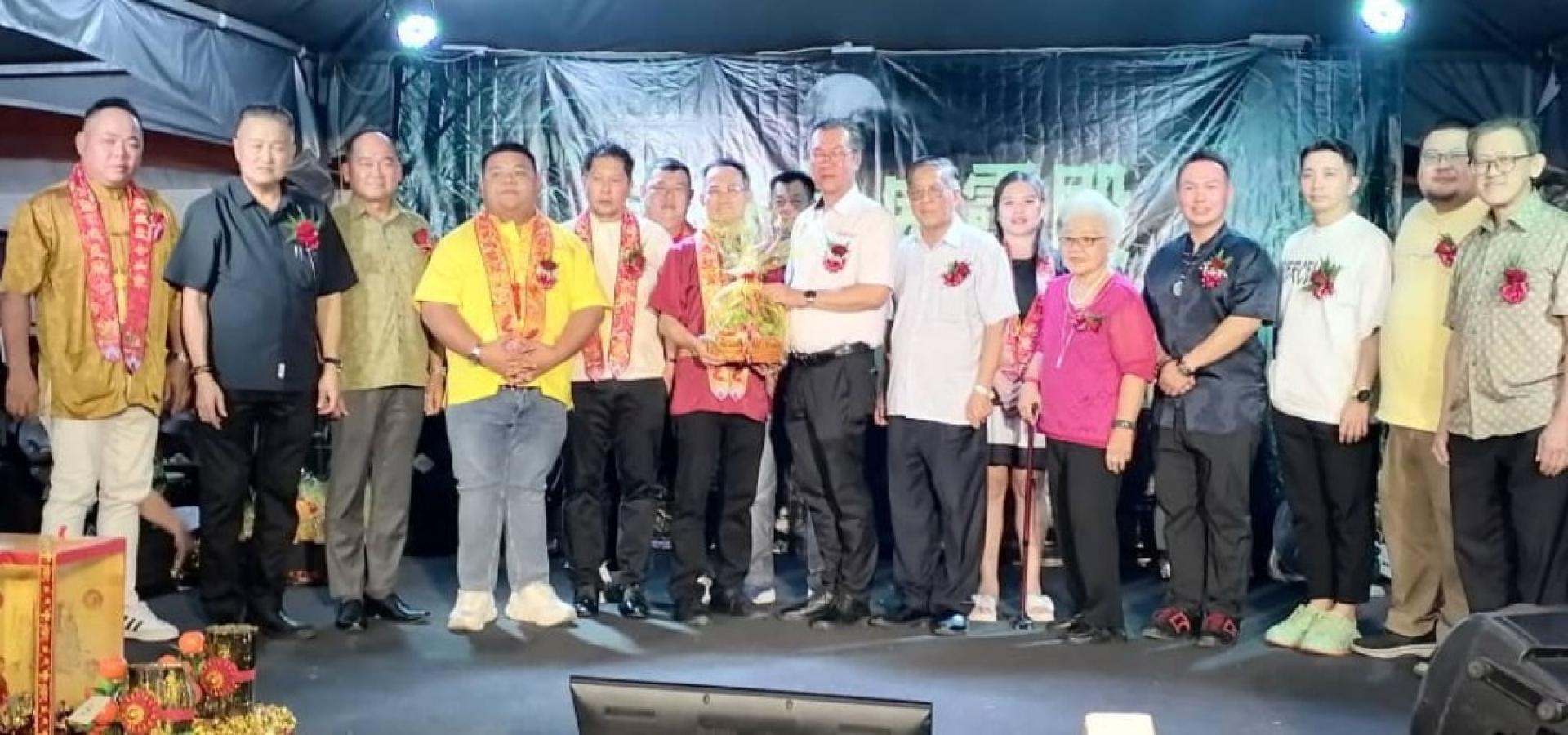 广圣宫威灵殿主席林志雄（左7）赠送水果礼蓝予主宾哥打圣淘沙立法议员叶耀星。右7为天猛公拿督陈如飞、左二起是蔡美新、拿督龚财兴及本曼查陈君义（左5）；右1是北市行政委员薛华东等人。