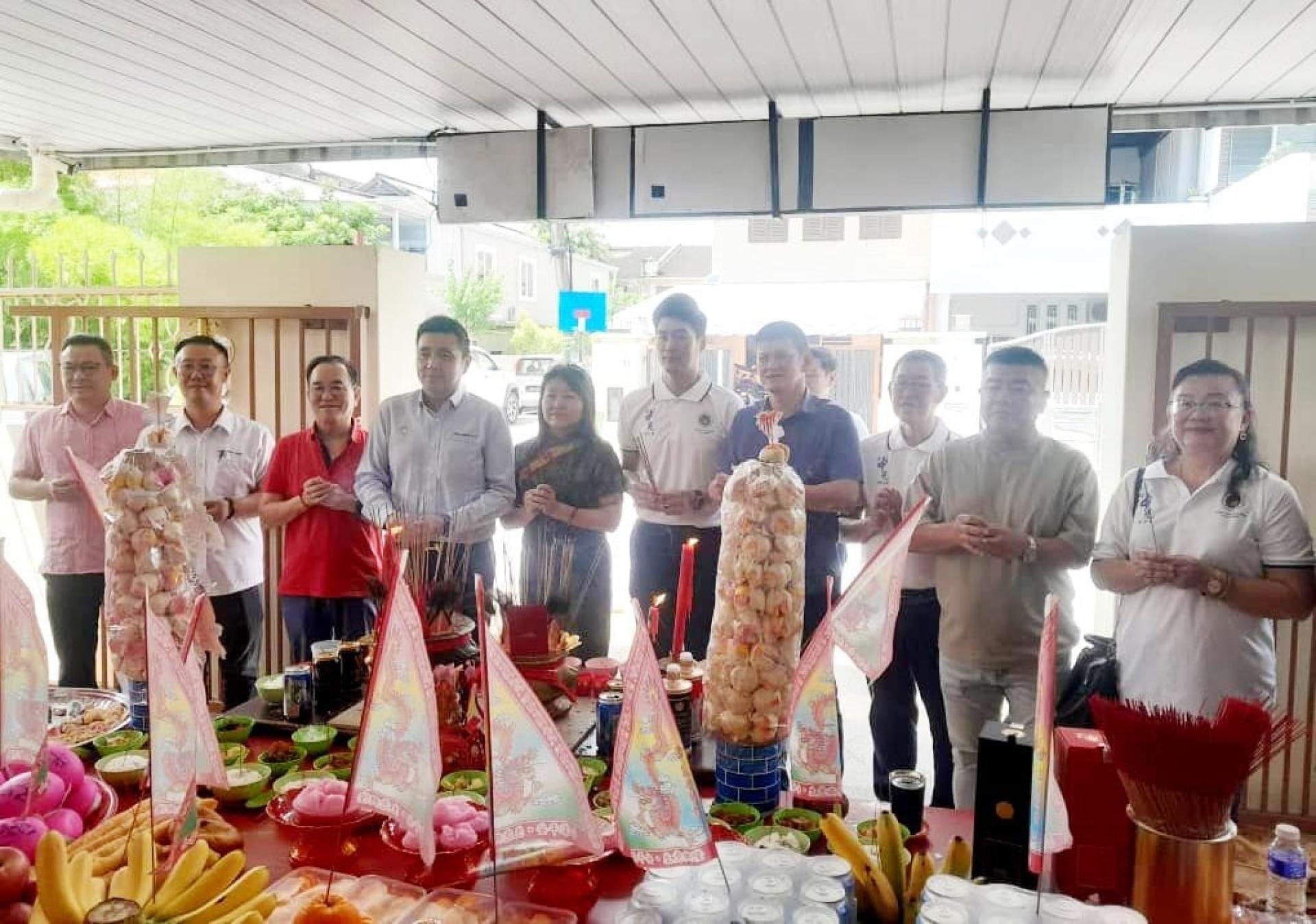 中元联合会同仁与嘉宾膜拜大士爷，右起为罗月清、王益辉、方锡希、王耶宗、叶福鏻、林秀琴、方美铼、陈坤海及朱悦权。