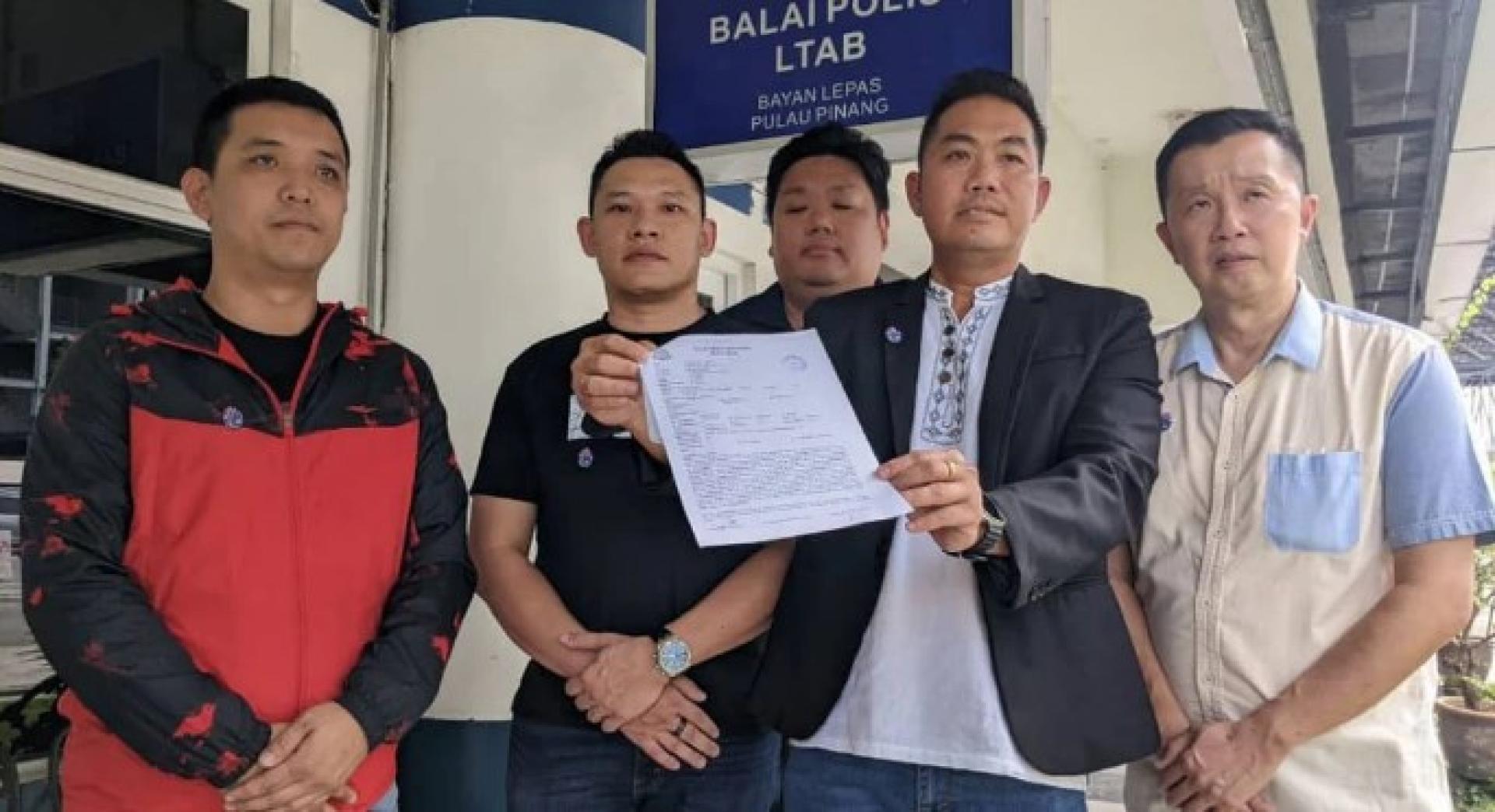 黄健伟（右2）与成员到槟城国际机场警局报警。