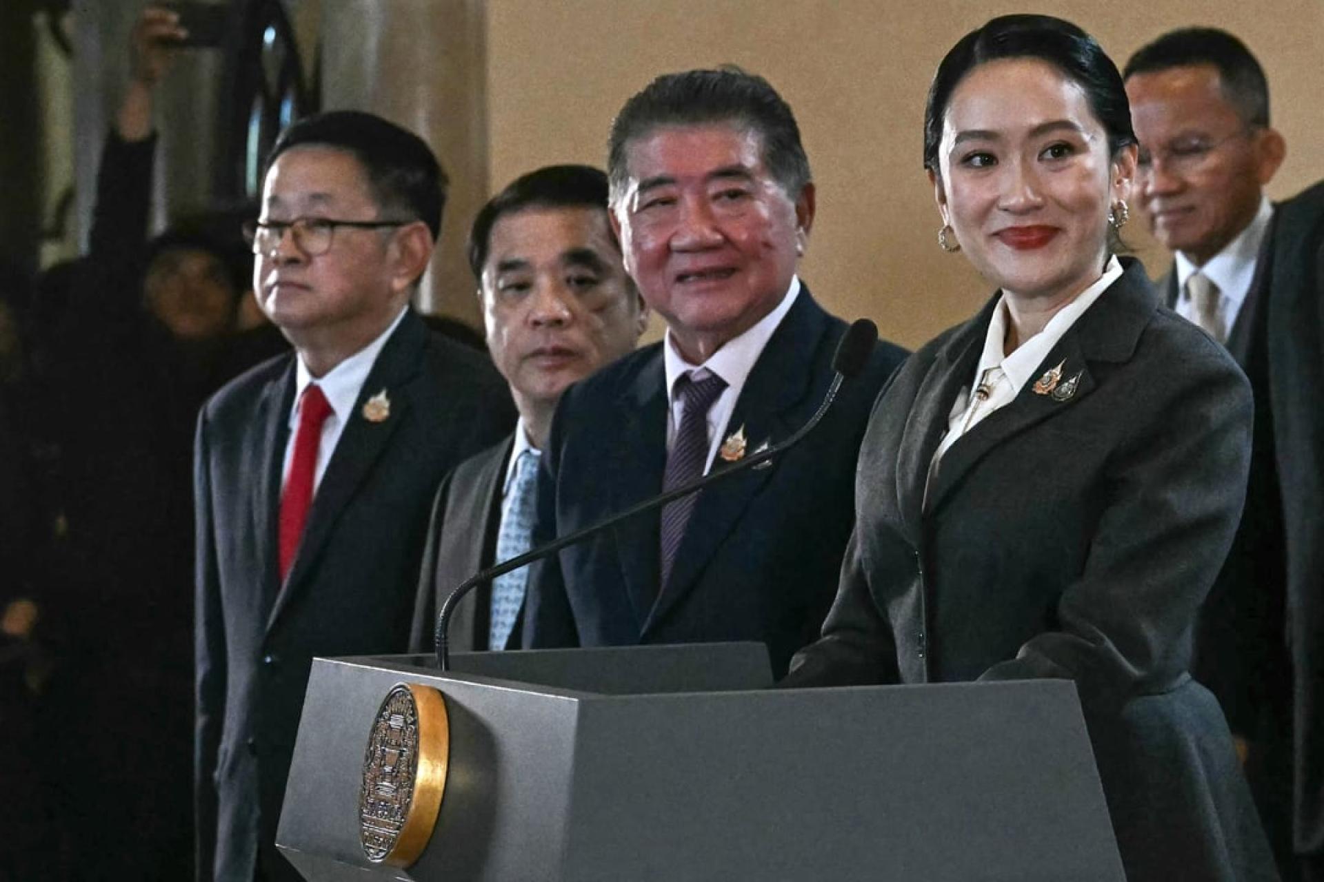 佩通坦在首相府向媒体发言。