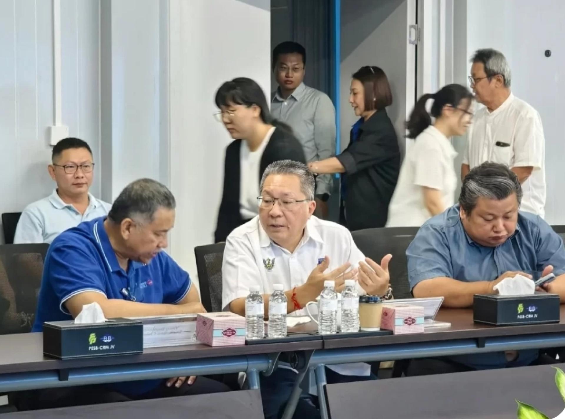 南市市长拿督黄鸿圣（中）与砂地铁公司及实都东英达花园居民及相关单位等代表进行对话了解工程事宜。