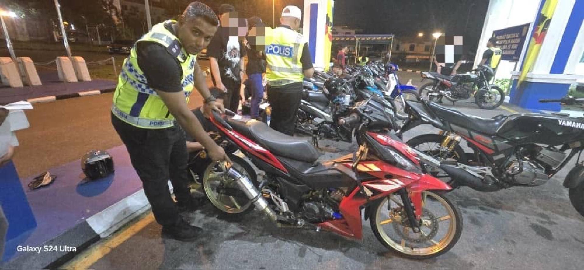 警员所指为其中改装了排气管的摩托车。