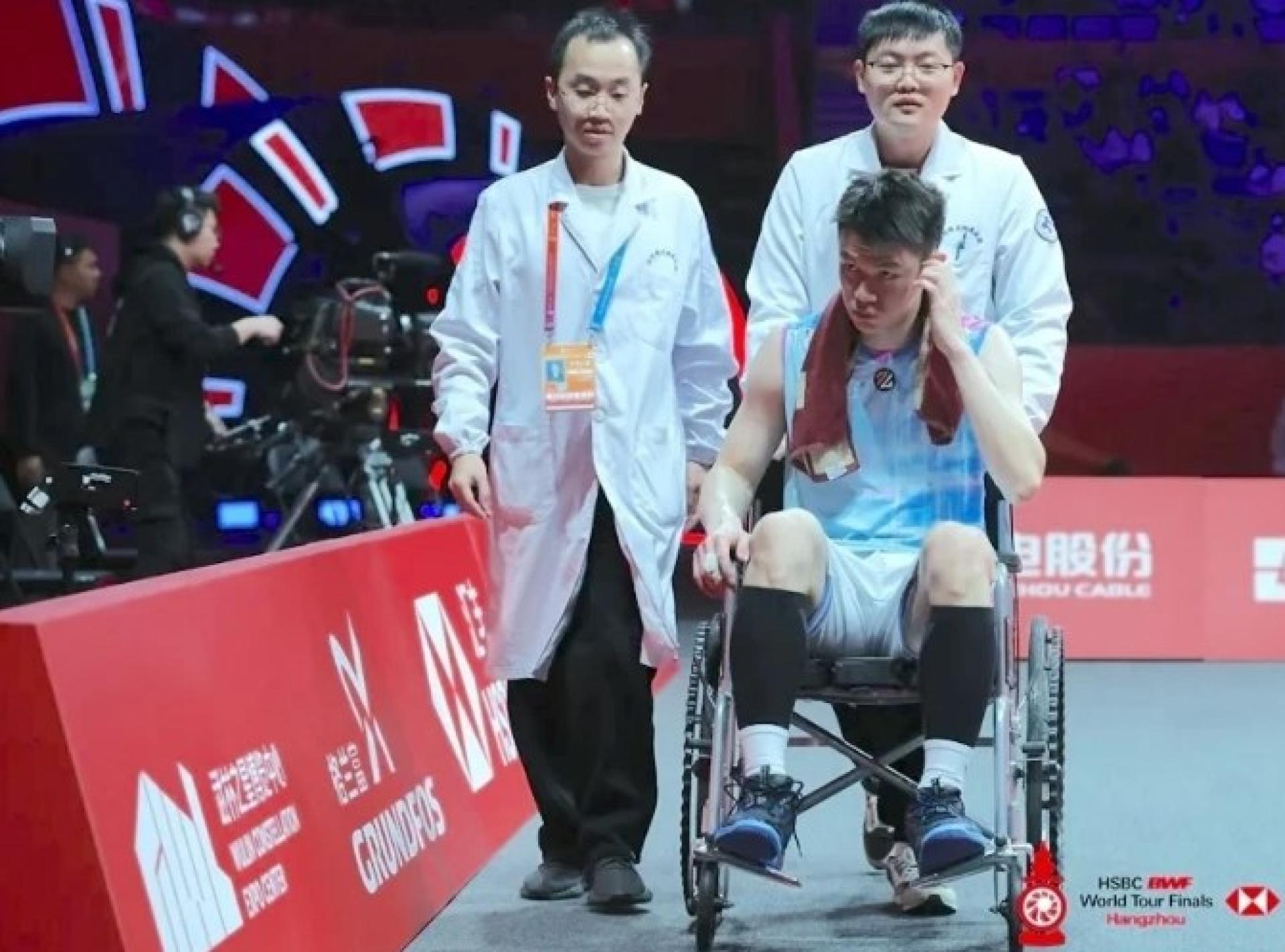 大马羽球名宿拿督西华拉治就认为如果李梓嘉及时获得治疗，他将能够完成比赛。（羽联年终总决赛组委会照片）