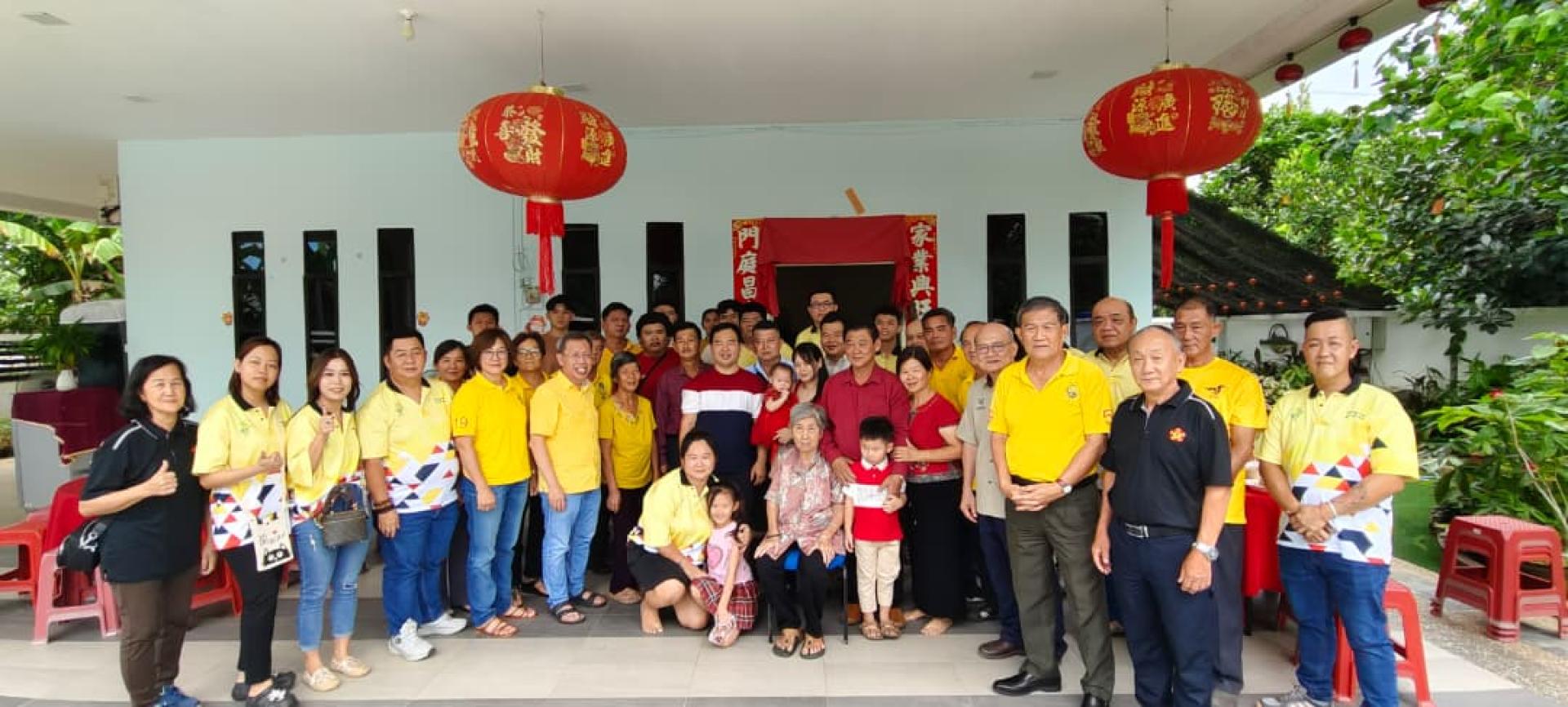 沈桂贤、人联党石角支部执委、青年团和妇女组，与黄凯星家人合影。