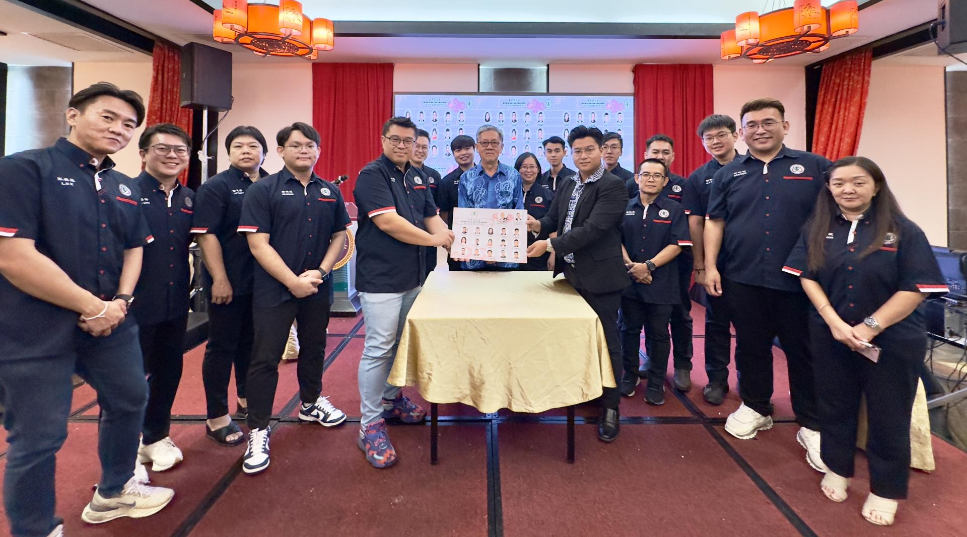 张元德（左五）从邹梓建（右五）手中接过就职权。