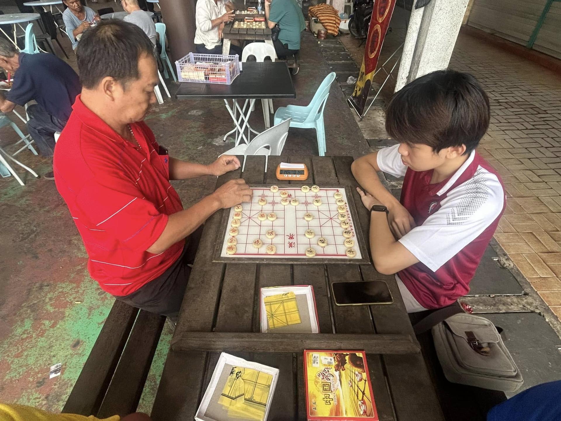 此前美里老人街举办的象棋擂台赛。（档案照）