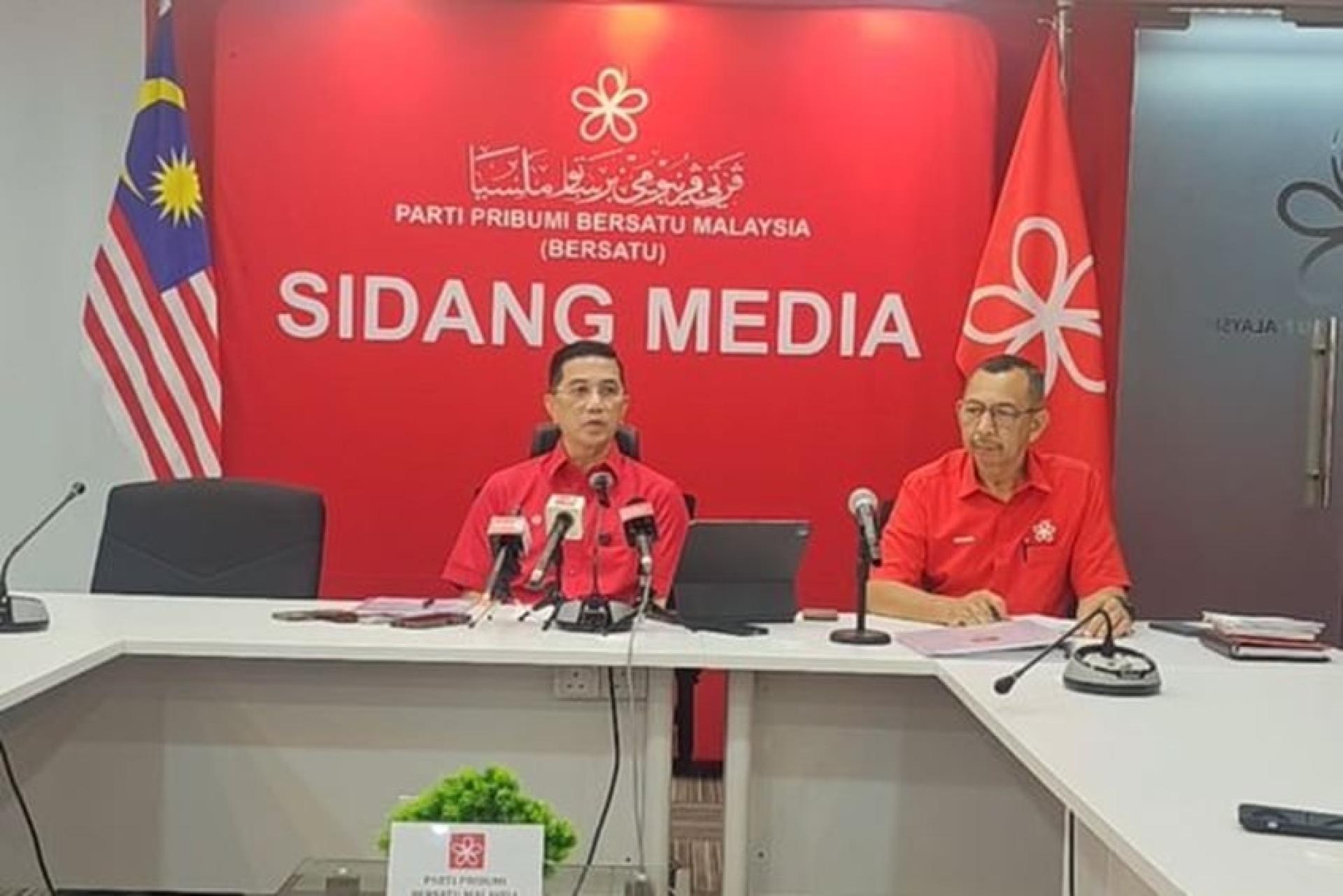 阿兹敏（左）：沙巴州土团党已就迎战沙巴州州选的准备工作，向慕尤丁提呈报告。