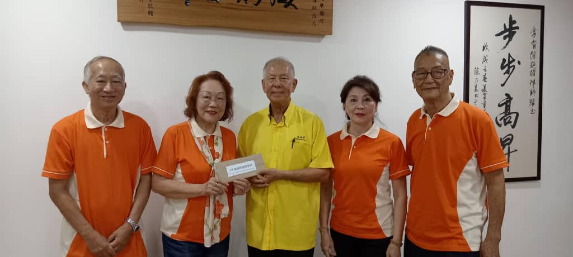 筹委会主席符美娇（左2）移交美里快乐歌友会十周年庆典晚宴邀请函予砂旅游部副部长拿督陈超耀律师。