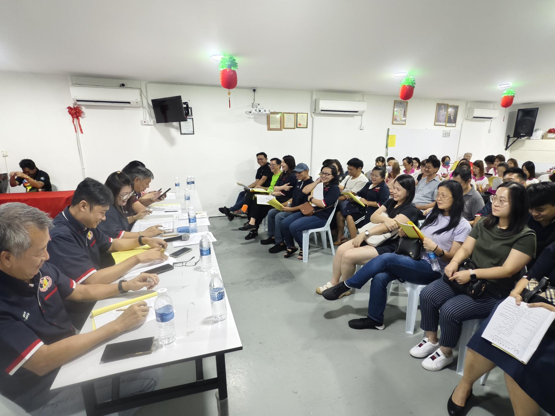 砂华人公会青年团团员大会进行时摄。左3起为团长李佩佩及会长陈邦顺。