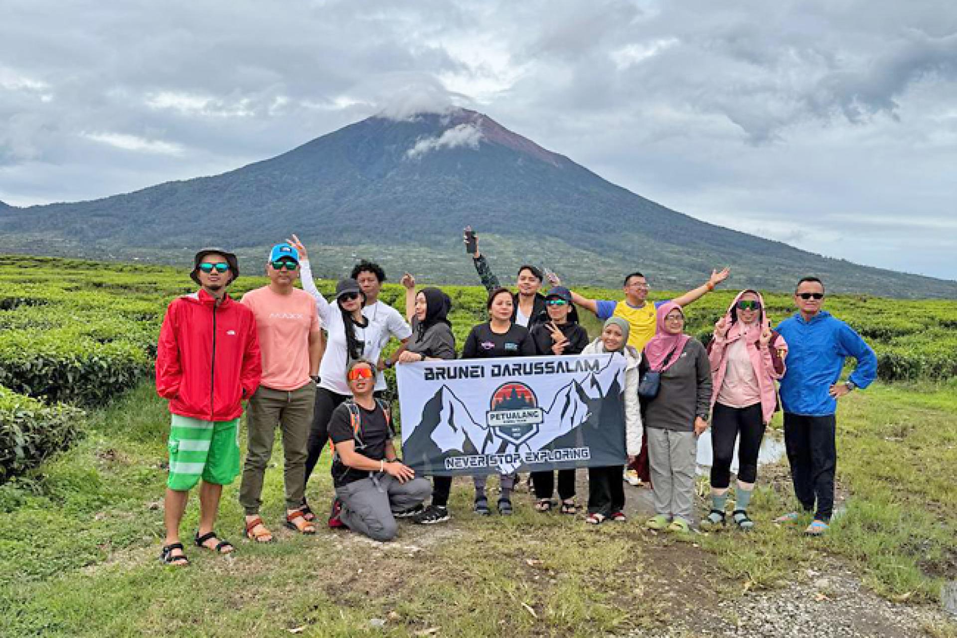 Petualang Rimba 团队成员在登山前合影