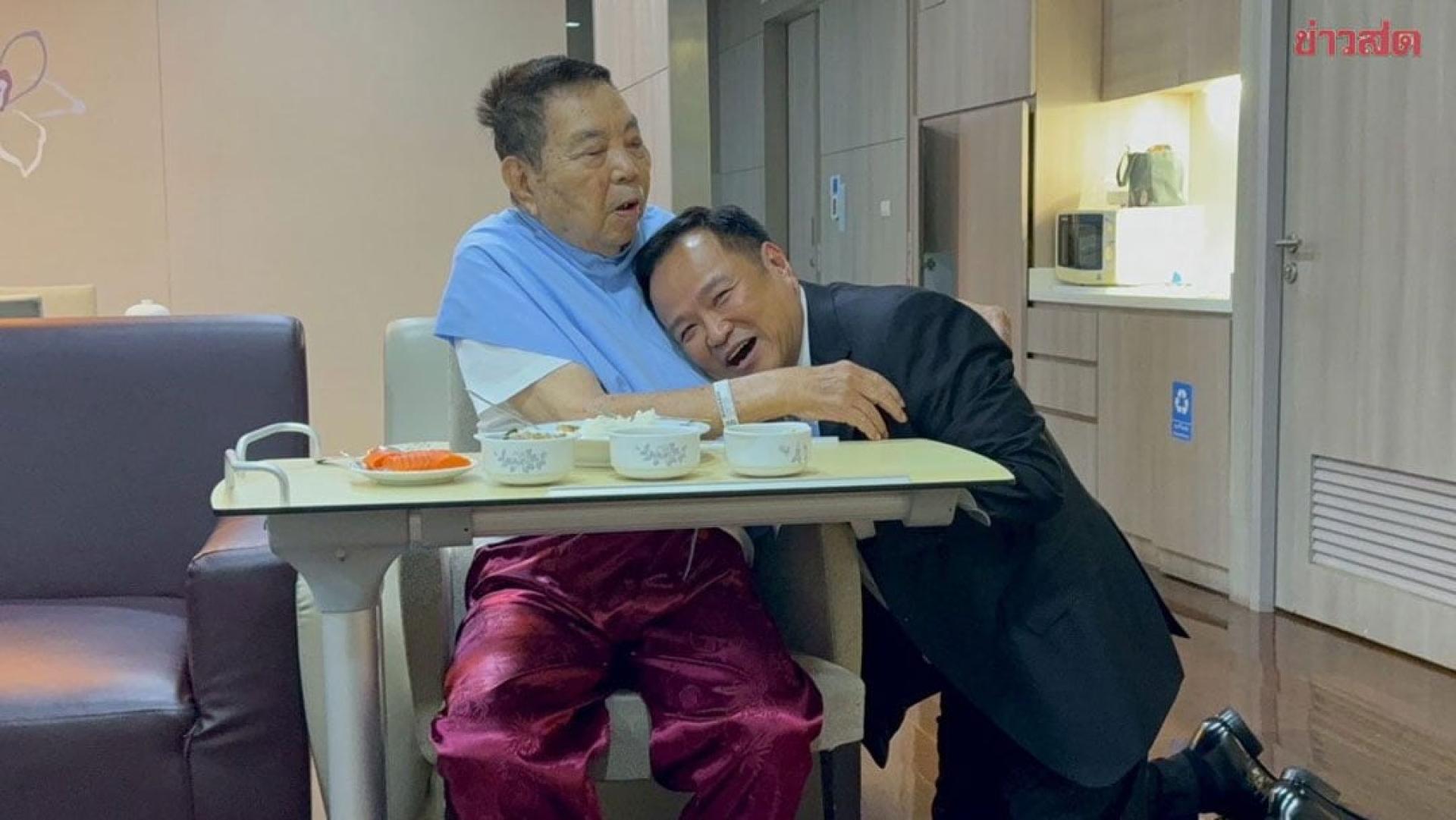 阿努廷5日当选首相后，傍晚赶到医院探望父亲，分享喜悦。照片显示他跪在父亲陈景镇面前，父子温情互动。陈景镇曾在前首相阿比希政府中担任内政部长，曾担任代理首相。（图：Khaosod）