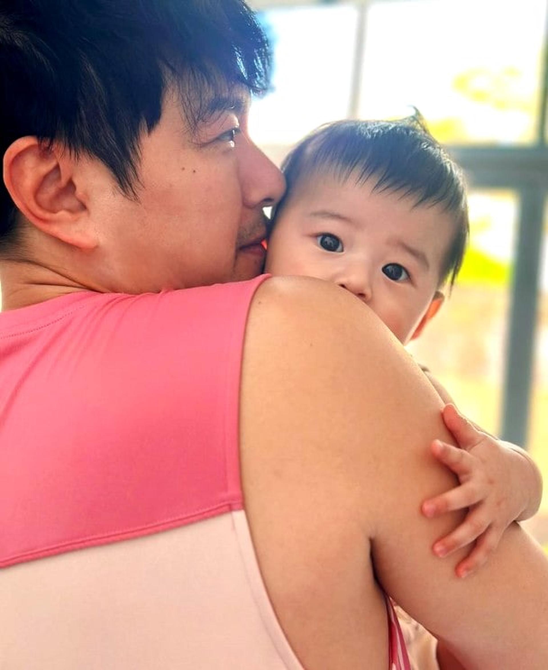 儿子越大越像妈妈黄翠如。