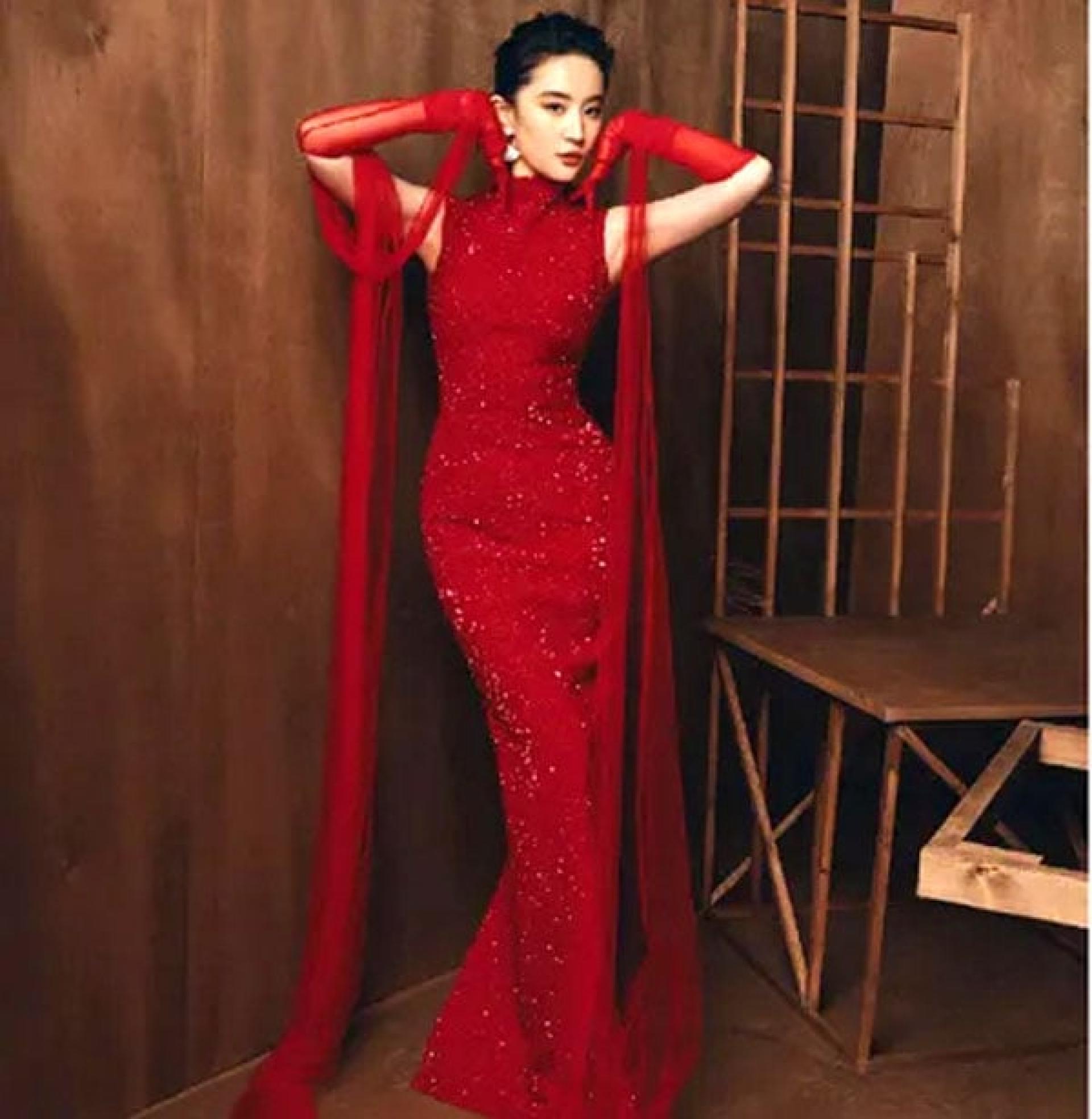 刘亦菲在中国版《VOGUE》20周年封面稳站C位。