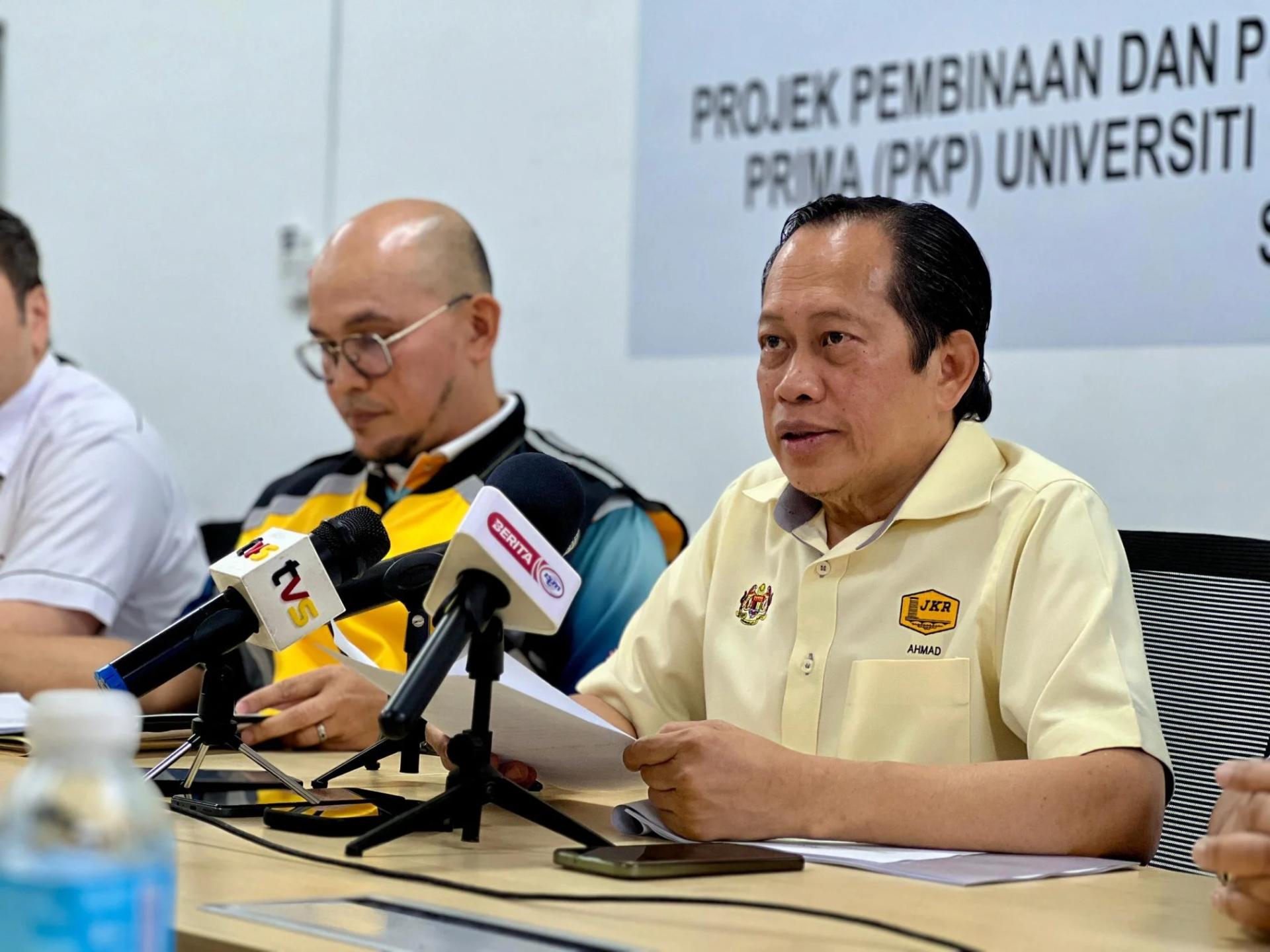 Ahmad Maslan pada sidang media ketika turun padang bagi meninjau kemajuan kerja melibatkan projek pembinaan Hospital Pengajar dan Hospital Kesihatan Prima UNIMAS di sini hari ini.