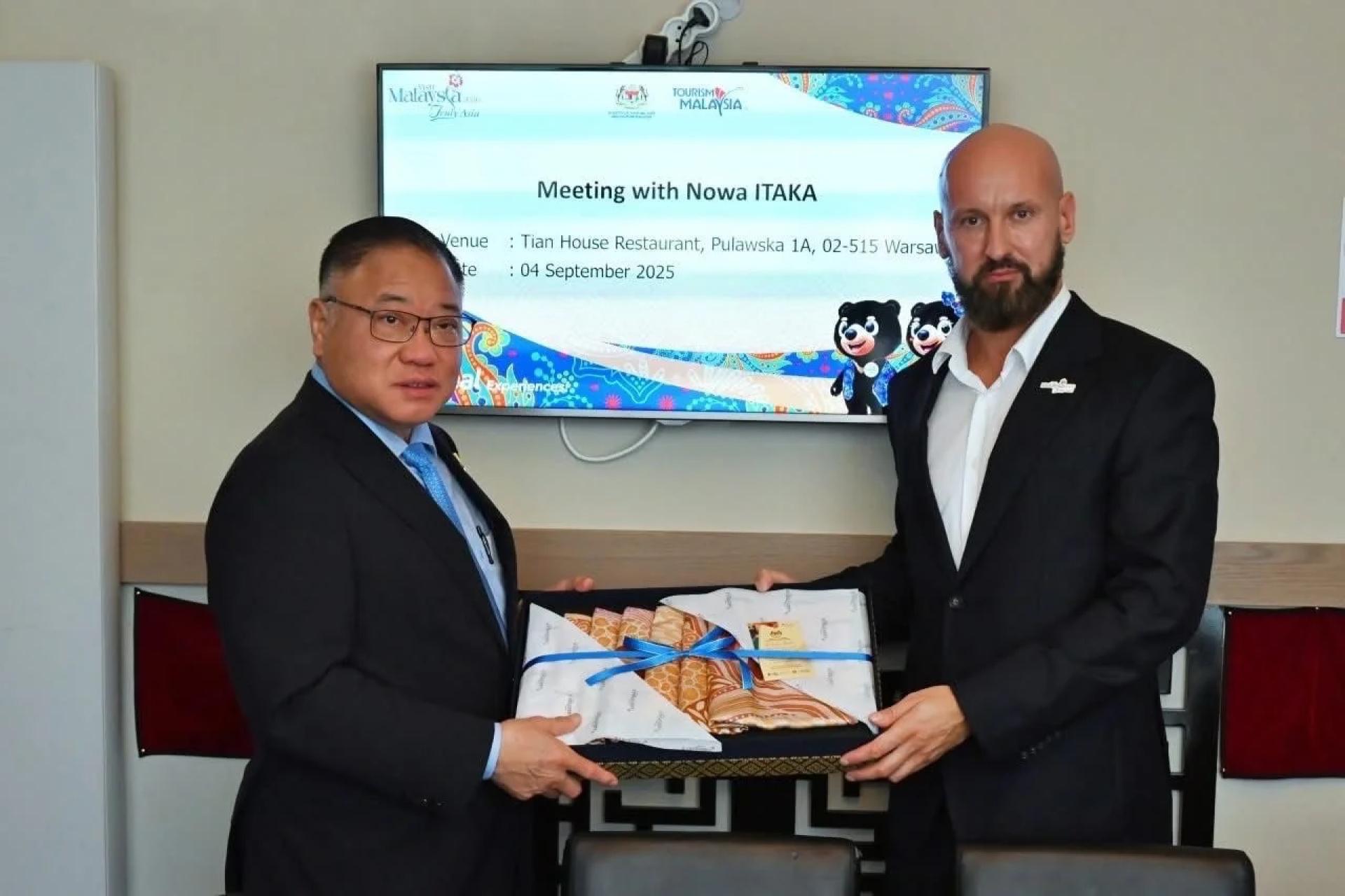 Facebook Dato’ Seri Tiong King Sing P1: Tiong (kiri) menyampaikan cenderahati kepada wakil ITAKA ketika menghadiri jamuan makan tengah hari di Warsaw, di sini.