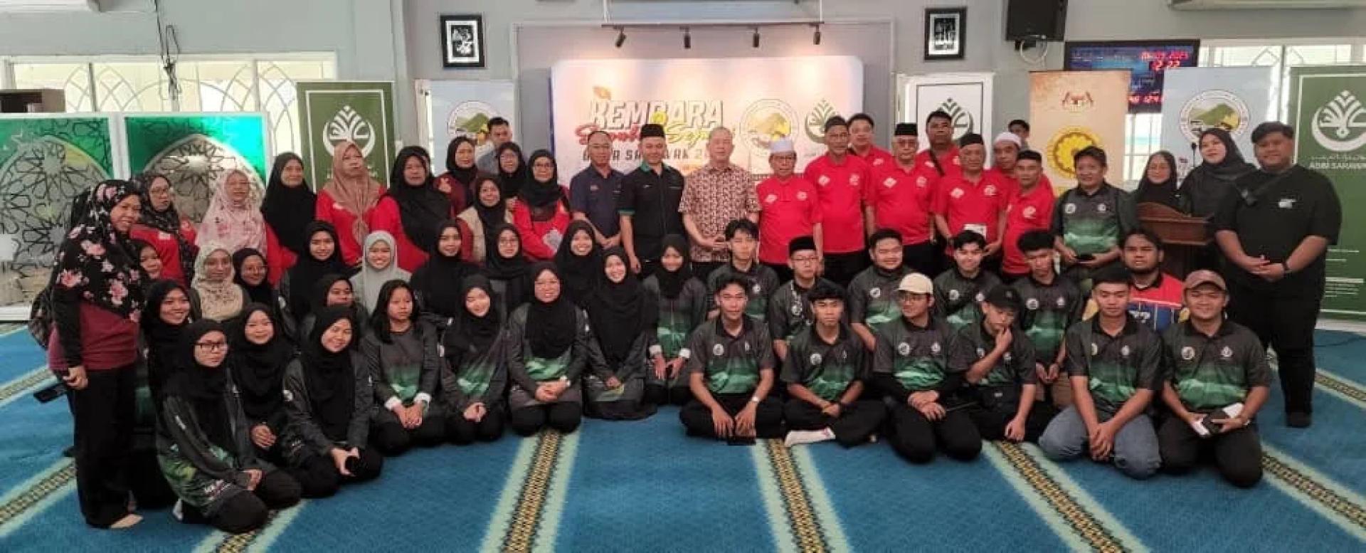 MERIAH…Fadillah (tengah) merakam gambar kenangan Bersama para peserta