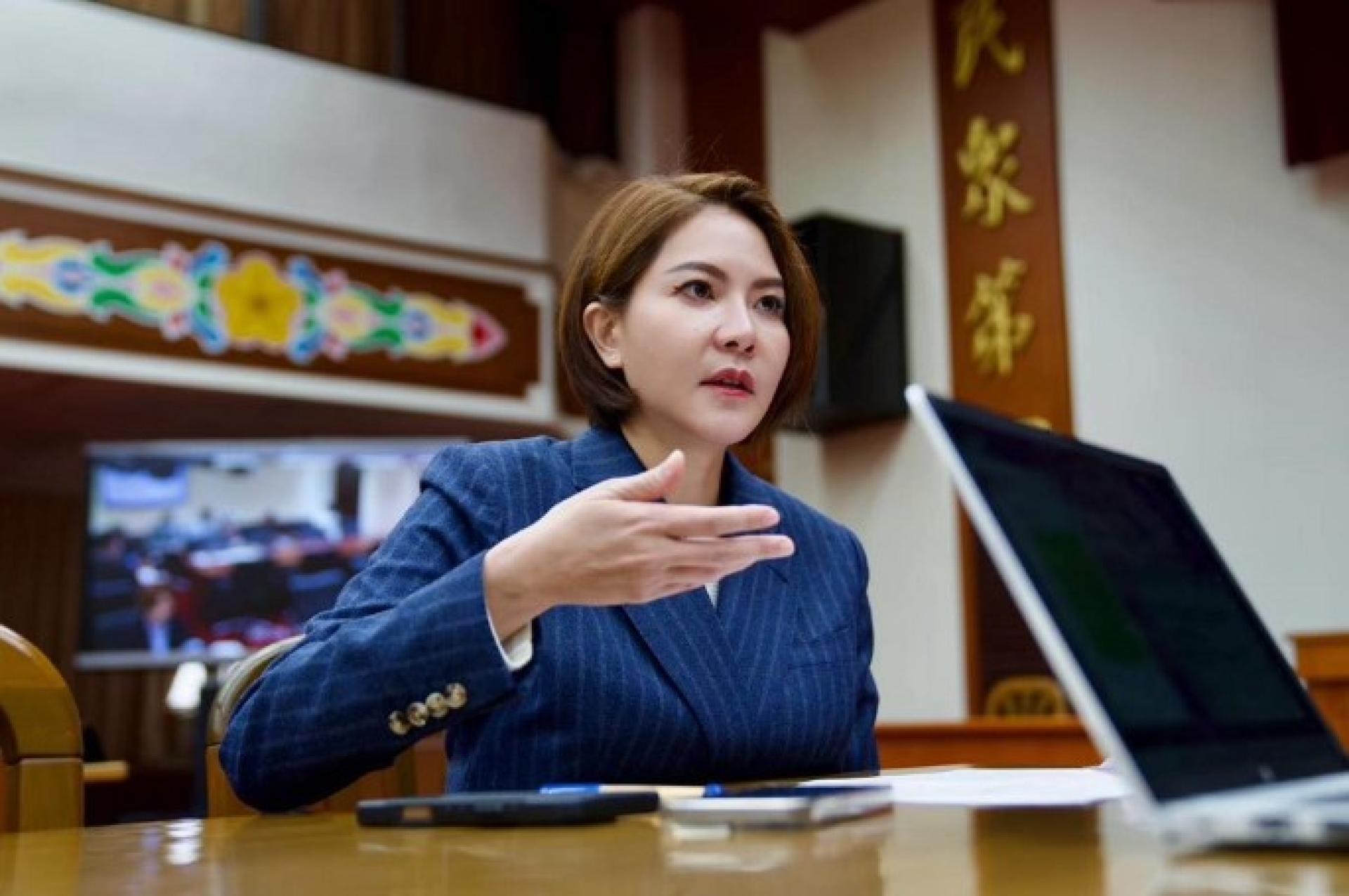 艺人江祖平控诉三立电视台副总龚美富之子龚益霆涉性侵与性骚，卫福部保护司长张秀鸳前日表示，不鼓励以媒体公审方式求助，引发舆论批评；而卫福部次长吕建德则缓颊指出，张的原意是提醒受害人避免二次伤害。对此，国民党立委陈菁徽昨（6）日晚间在脸书发文批评，「这是什么检讨受害者的说词？后来吕建德还有脸出来洗地，这样真的是在保护被害人吗？」