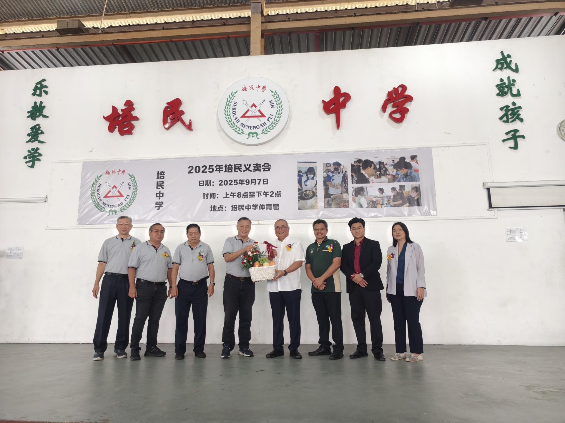 美里培民中学董事长许为隆（左4）颁发水果花篮给主宾市长俞小珊。