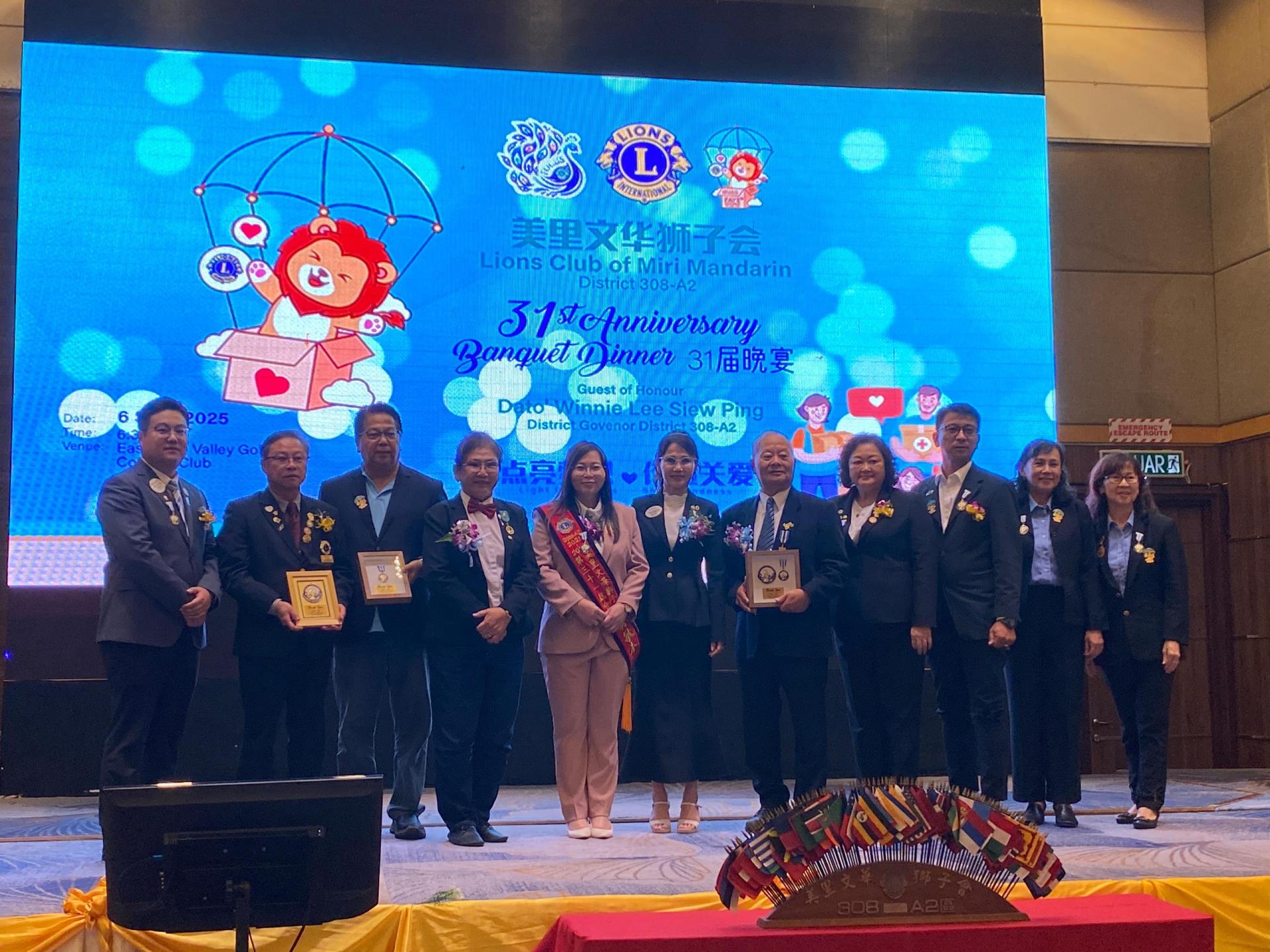 国际狮子会308A2区复合区前议长兼前总监刘美丽（左4）颁发杰出表现奖予获奖者合照 。