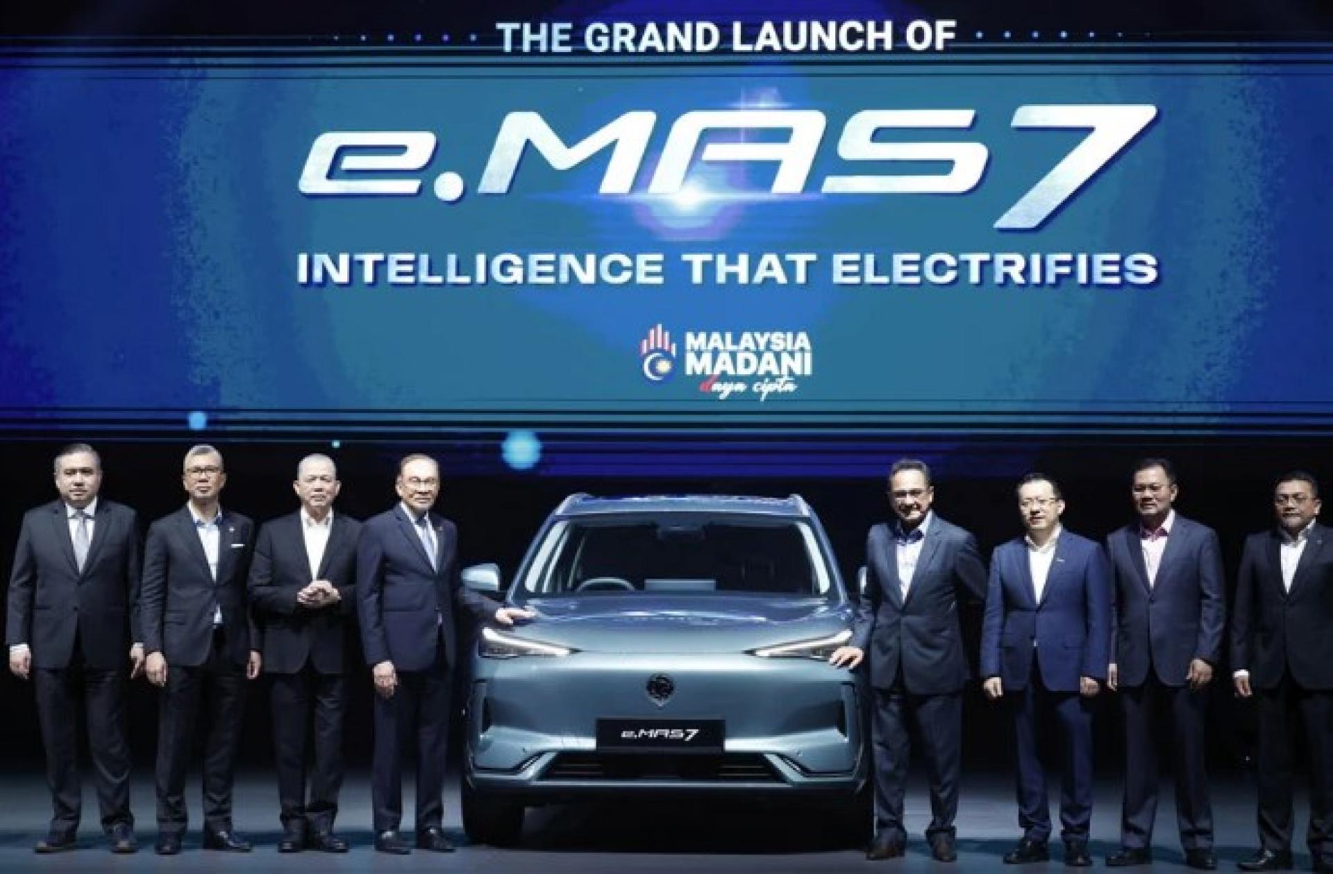 安华（左5）为宝腾首款电动车“e.Mas 7”主持推介礼，左起：陆兆福、扎夫鲁与法迪拉。