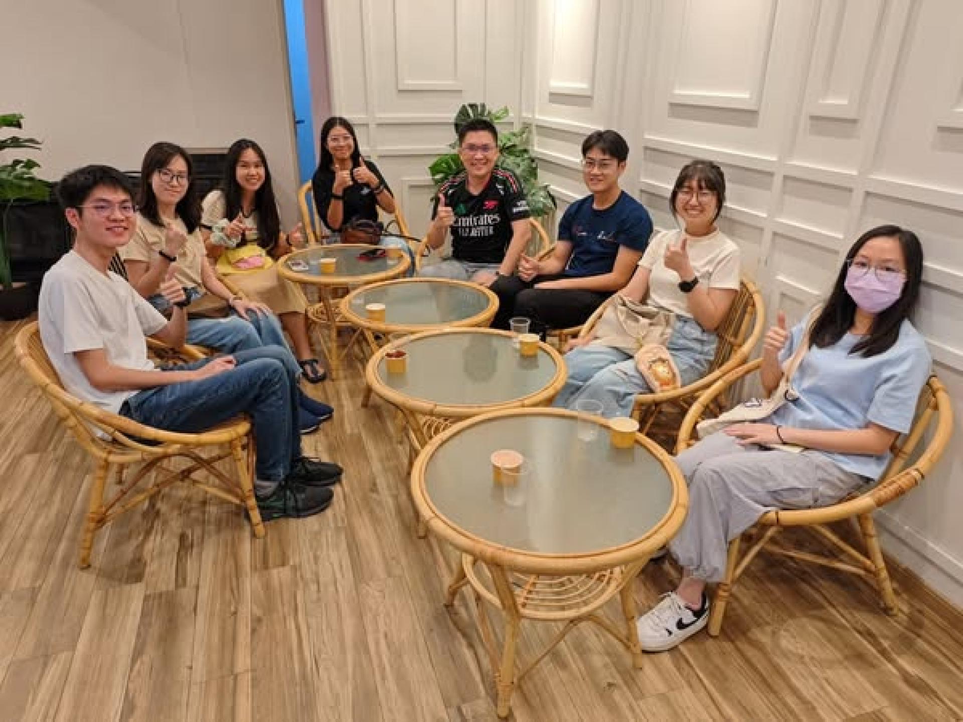 黄家和（右4）上周末回怡保为即将升学的STPM 4.0优秀生送上祝福。