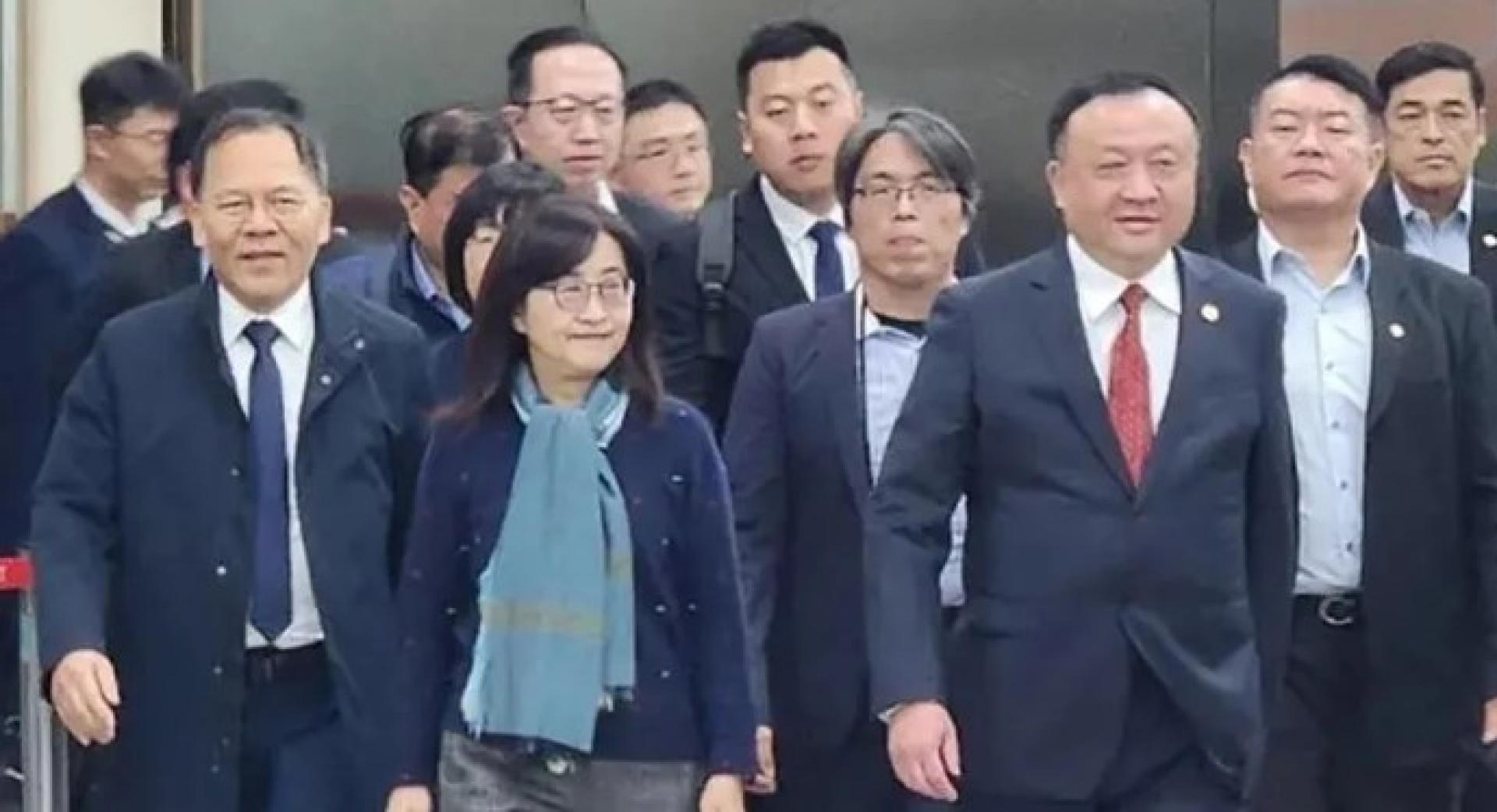 上海市副市长华源（前右）抵达台北松山机场。