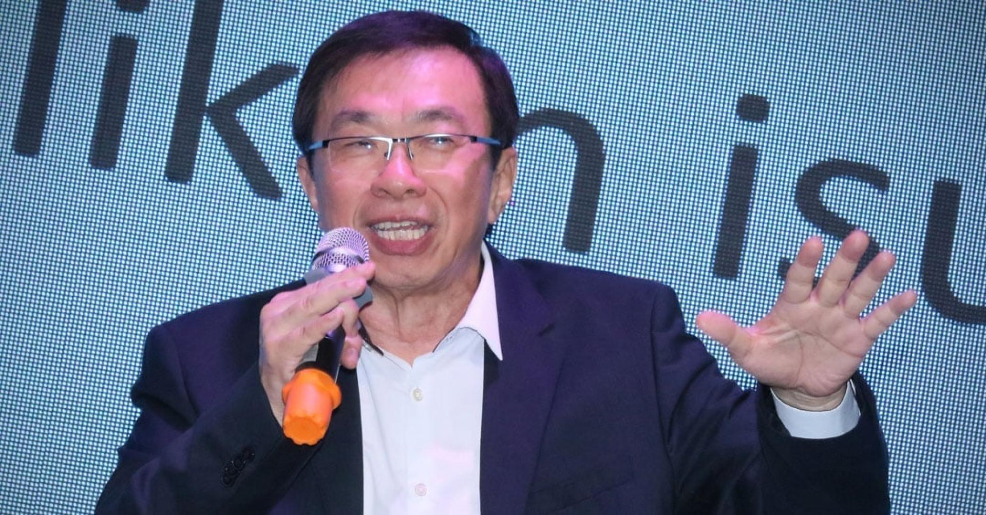 王鸿财认为，国立大学的升学管道及学额分配未能摆脱固打制，才造成黄煜轩即使考获4.0的满分成绩，也未能获得本身属意的科系。