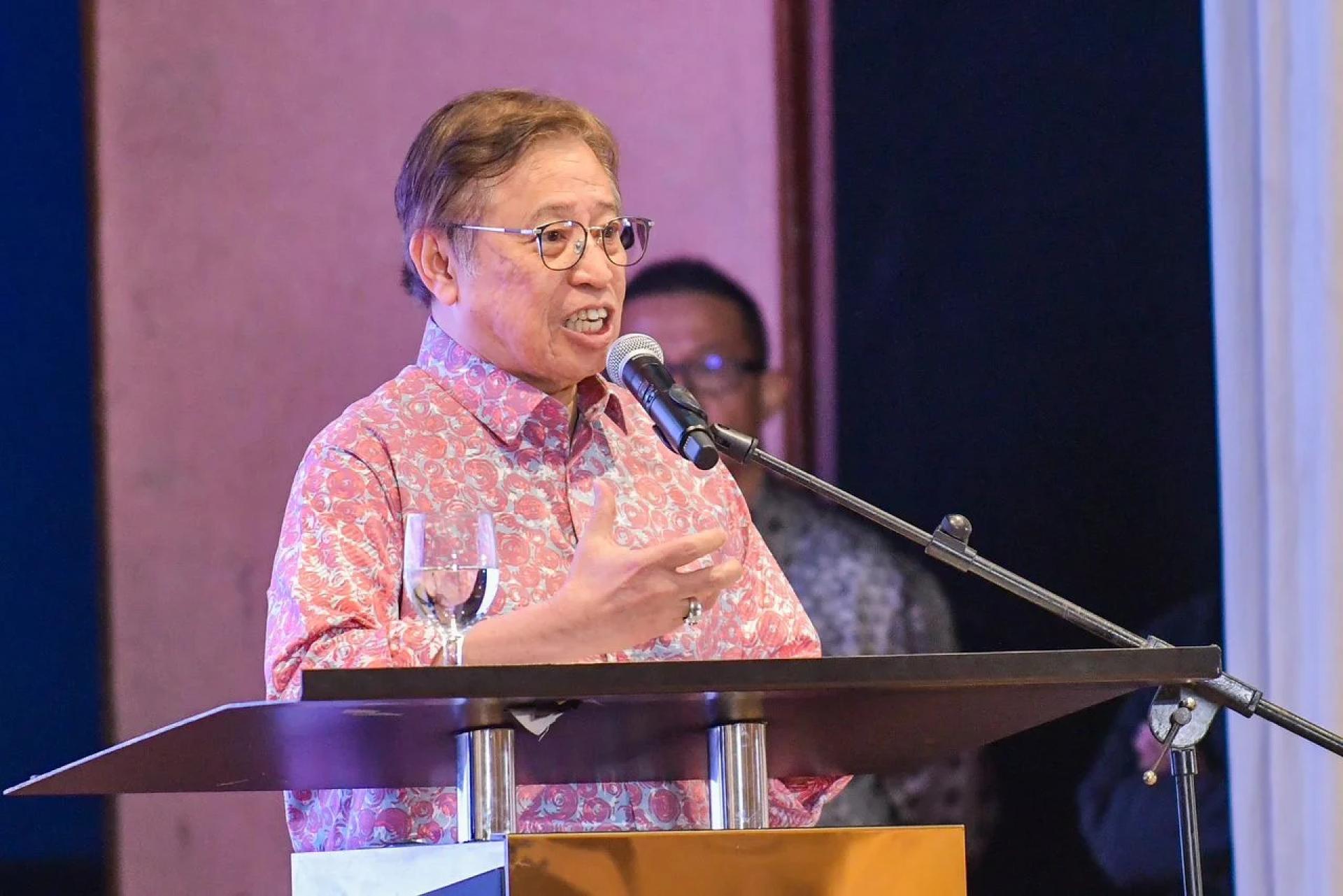 Abang Johari berucap pada Majlis Makan Malam Bersama Komuniti di sini, malam tadi.