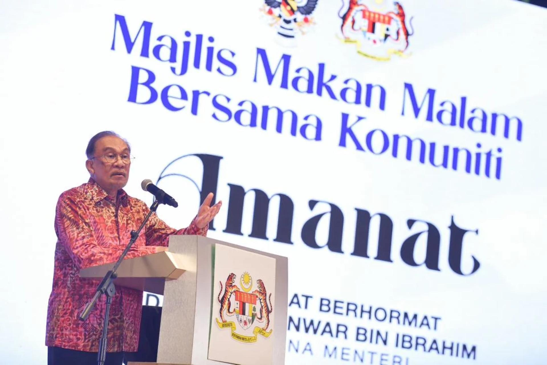 Anwar bercakap pada Majlis Makan Malam Bersama Komuniti di sini, malam tadi.