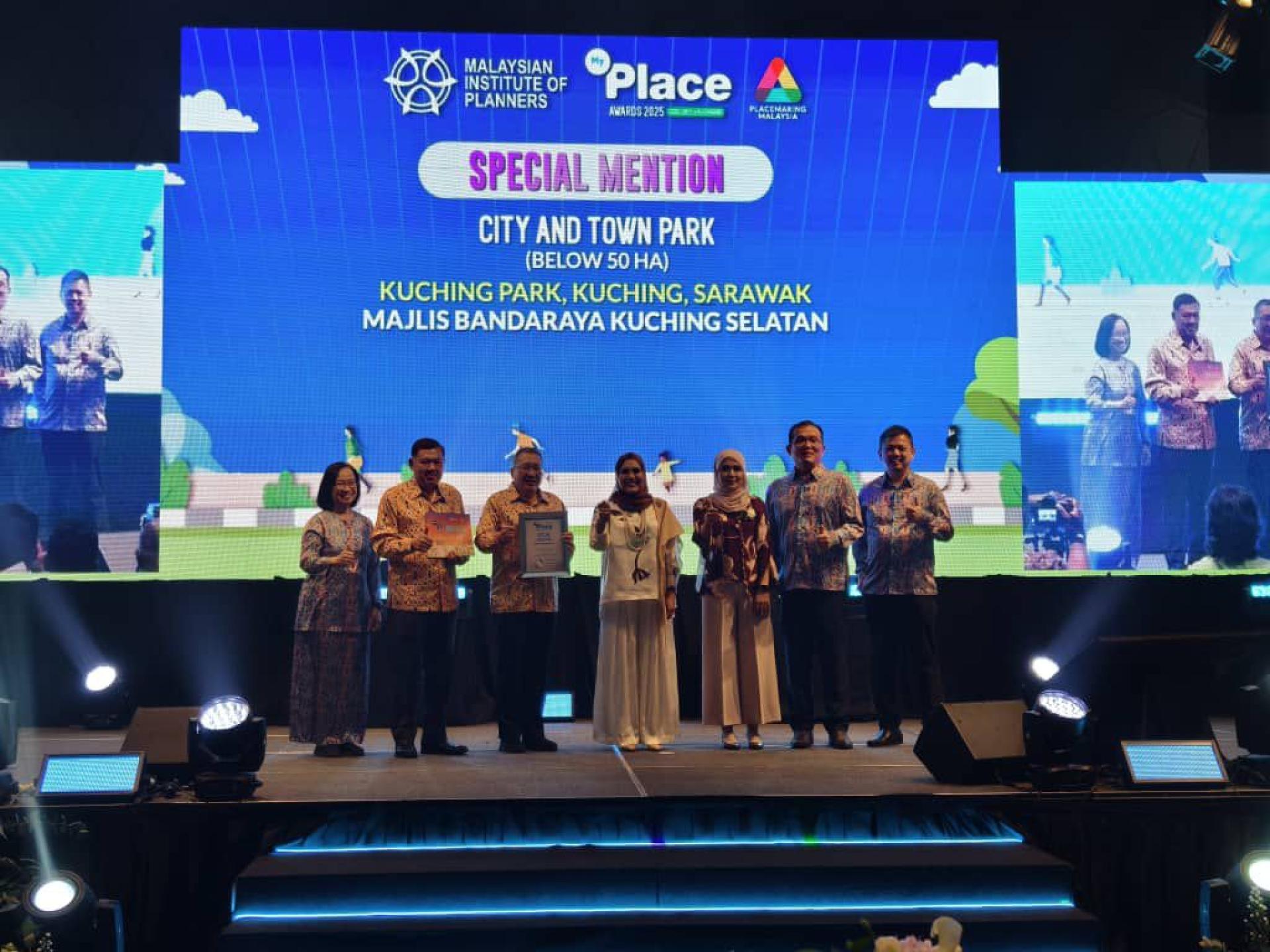 Wee (tiga kiri) merakam kenangan bersama-sama yang lain selepas menerima dua Anugerah Special Mention pada MyPlace Awards 2025.