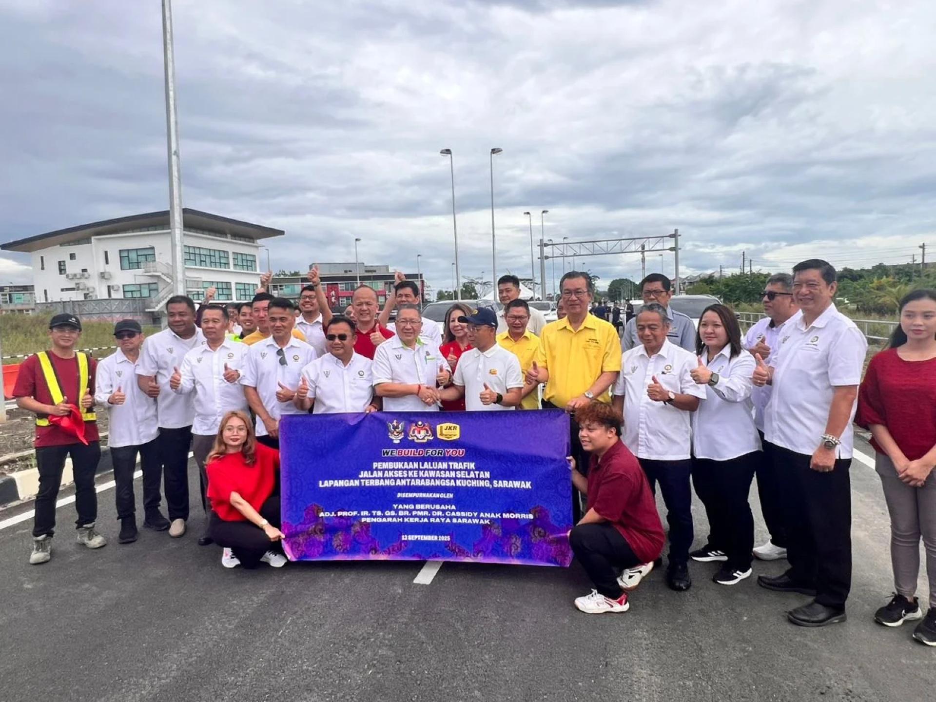 Dr. Cassidy, Hing Seng, Wilfred dan tetamu yang lain merakamkan gambar kenangan sempena pembukaan jalan Baharu tersebut.