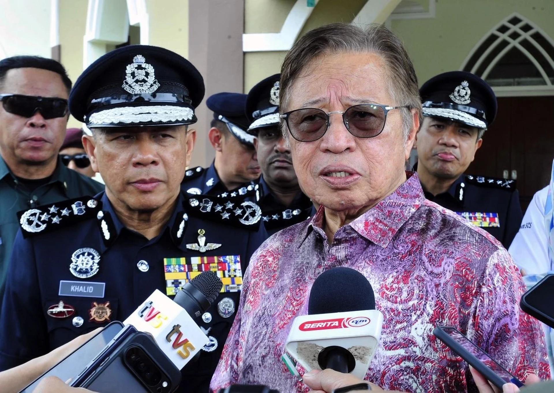 Abang Johari ketika ditemui selepas menyempurnakan kerja mengecat Kompleks Perumahan PDRM Tabuan Jaya dan penyerahan empat buah pacuan empat roda untuk Jabatan Siasatan Jenayah Narkotik (JSJN), di sini, hari ini.