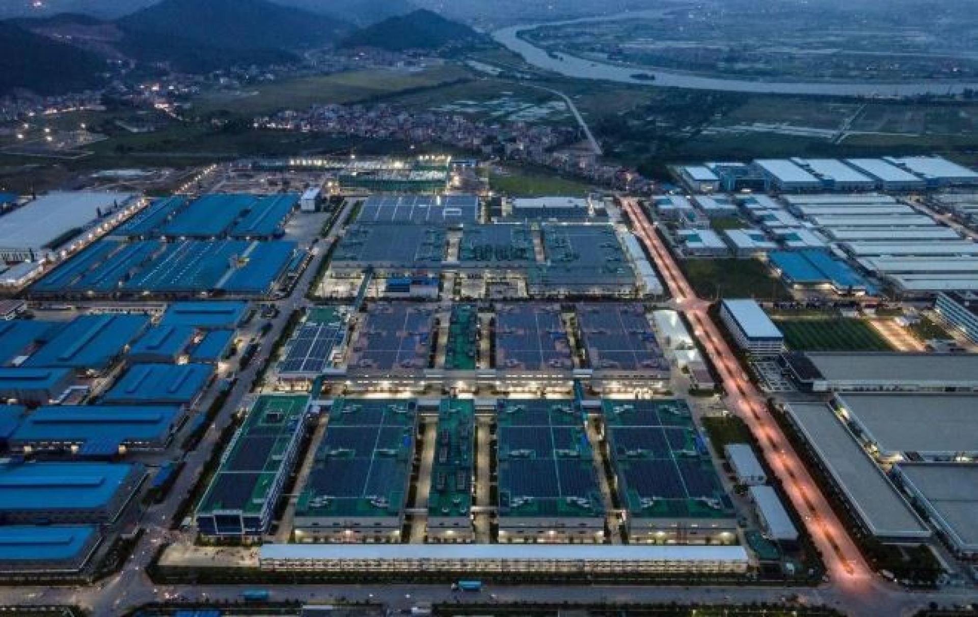 越南政府拟豁免燃煤电厂企业税，并放宽大型企业豁免条件以稳外资。图为北江省越安县光州工业园区工厂景象。
