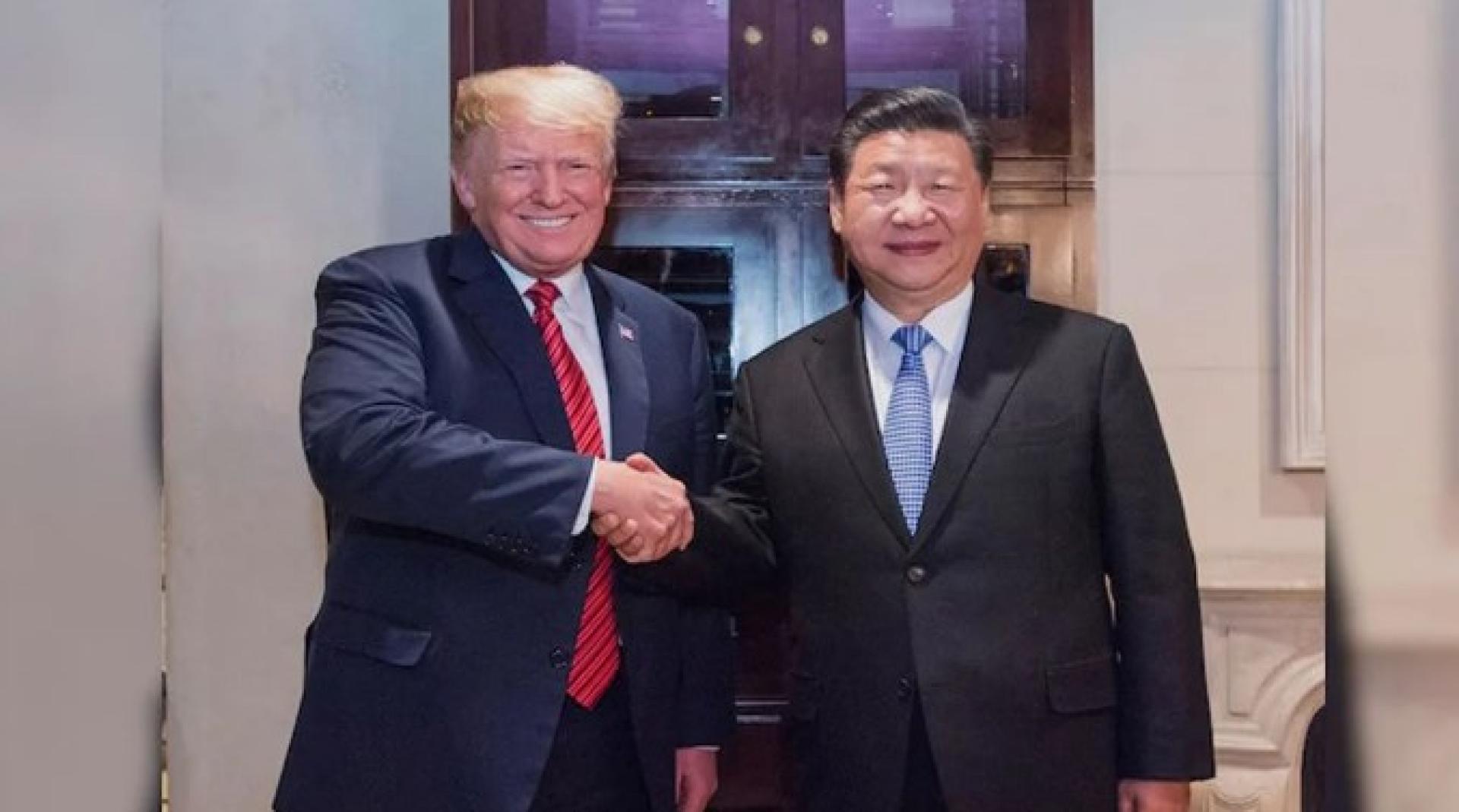 特朗普（左）表示，曾与习近平（右）书信对话，中国与美国可以一起解决世上所有问题。