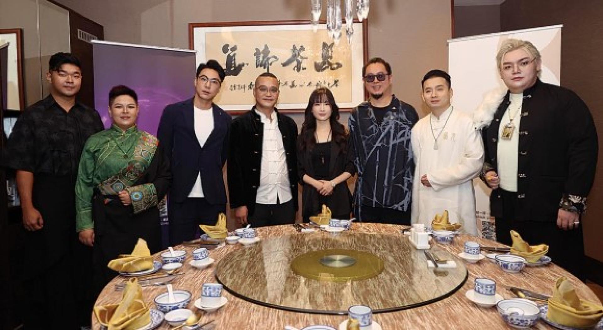 法铭师傅（左4起）、沈欢欢、易烊枫燧师傅、道远师傅与《超能力学院》获奖学员合影。