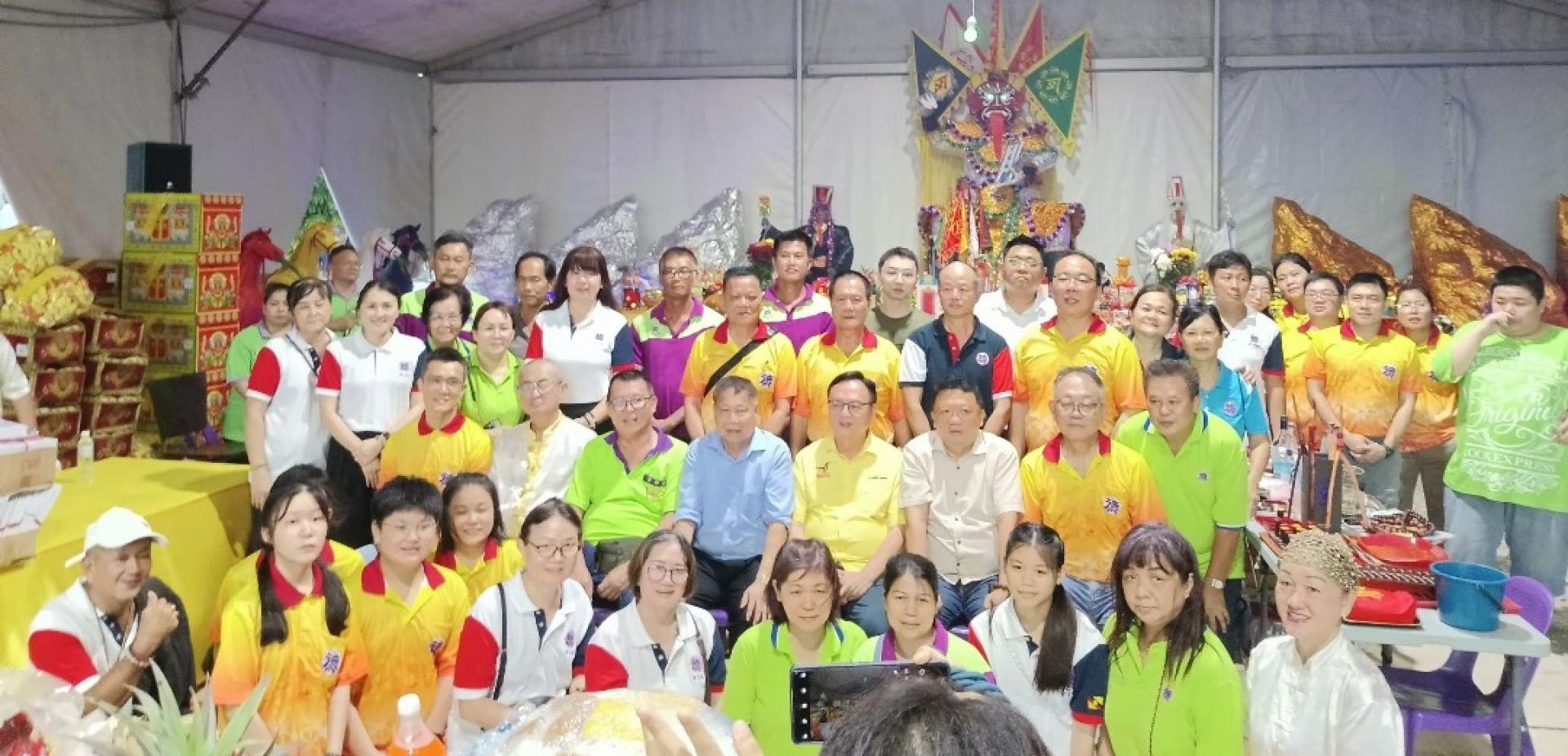 德教乙巳年石隆门济阴施阳法会筹委与贵宾在法会合影。第二排左2起为龙华神笔鈡金瑞、副主席温燕清、主席官锦镇、拿督罗克强立法议员、砂德教联合会会长天猛公郭翼升、副主席陈瑞兴等人。